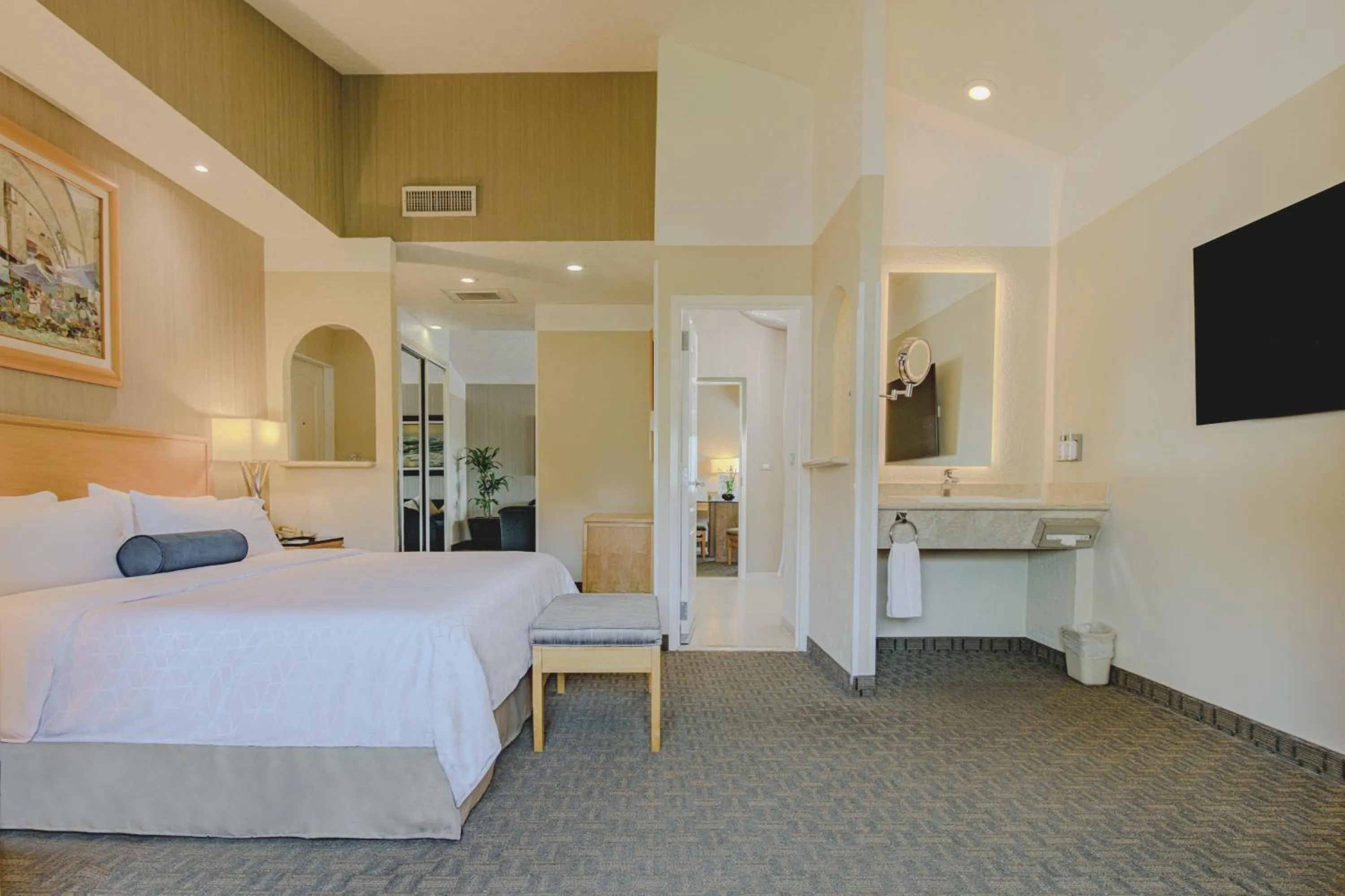 Photo of the whole room, Bed in Holiday Inn Cuernavaca by IHG