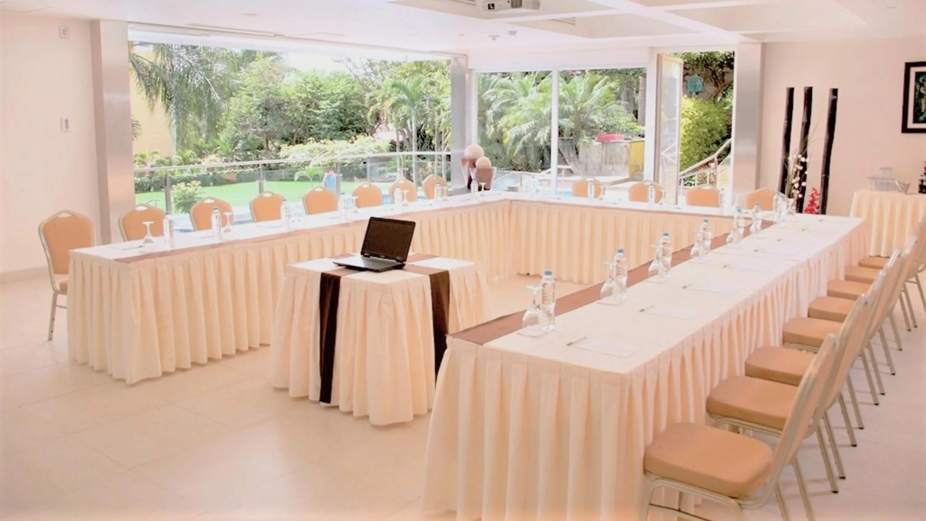 Meeting/conference room in Holiday Inn Cuernavaca by IHG