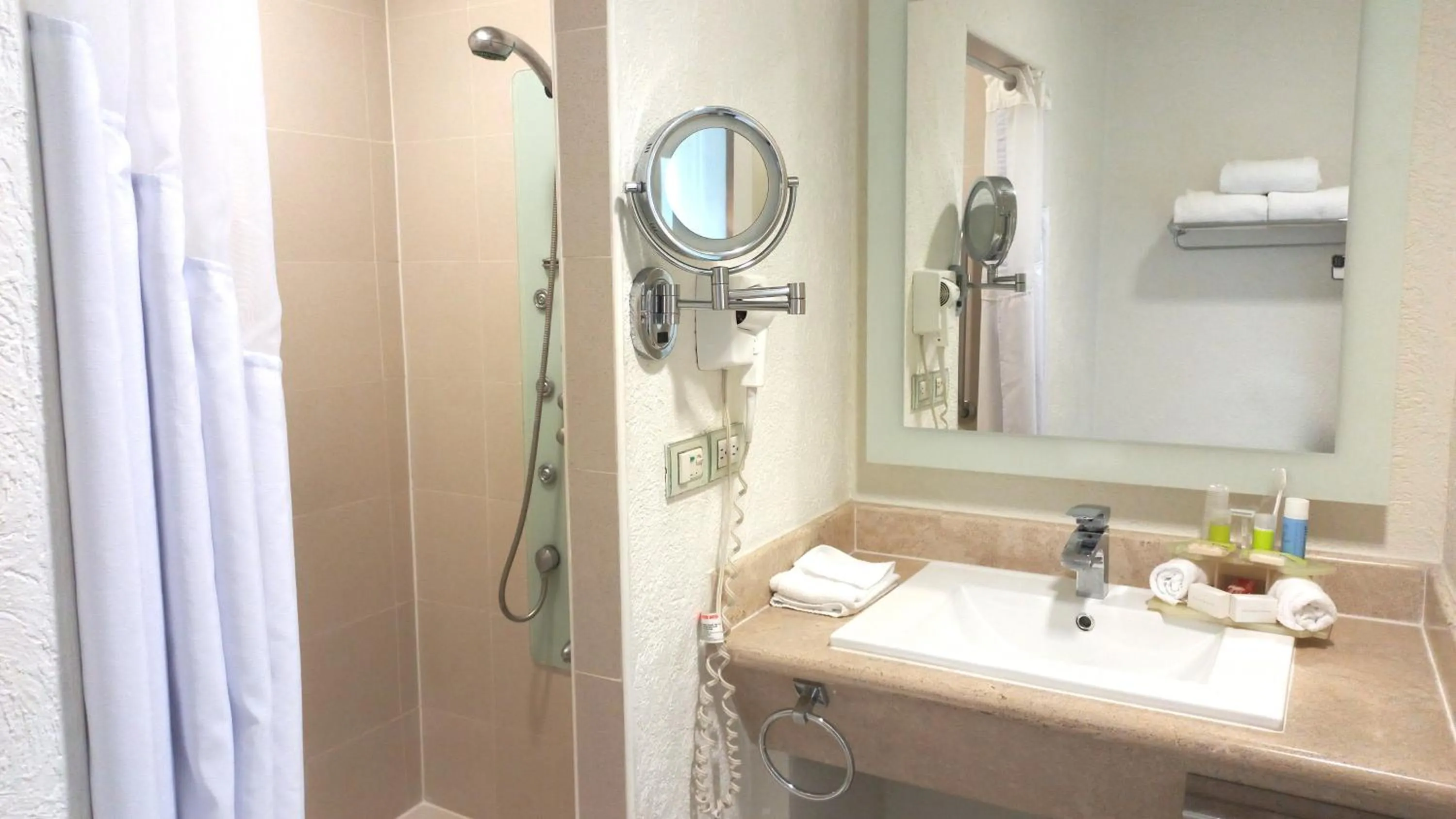 Bathroom in Holiday Inn Cuernavaca by IHG