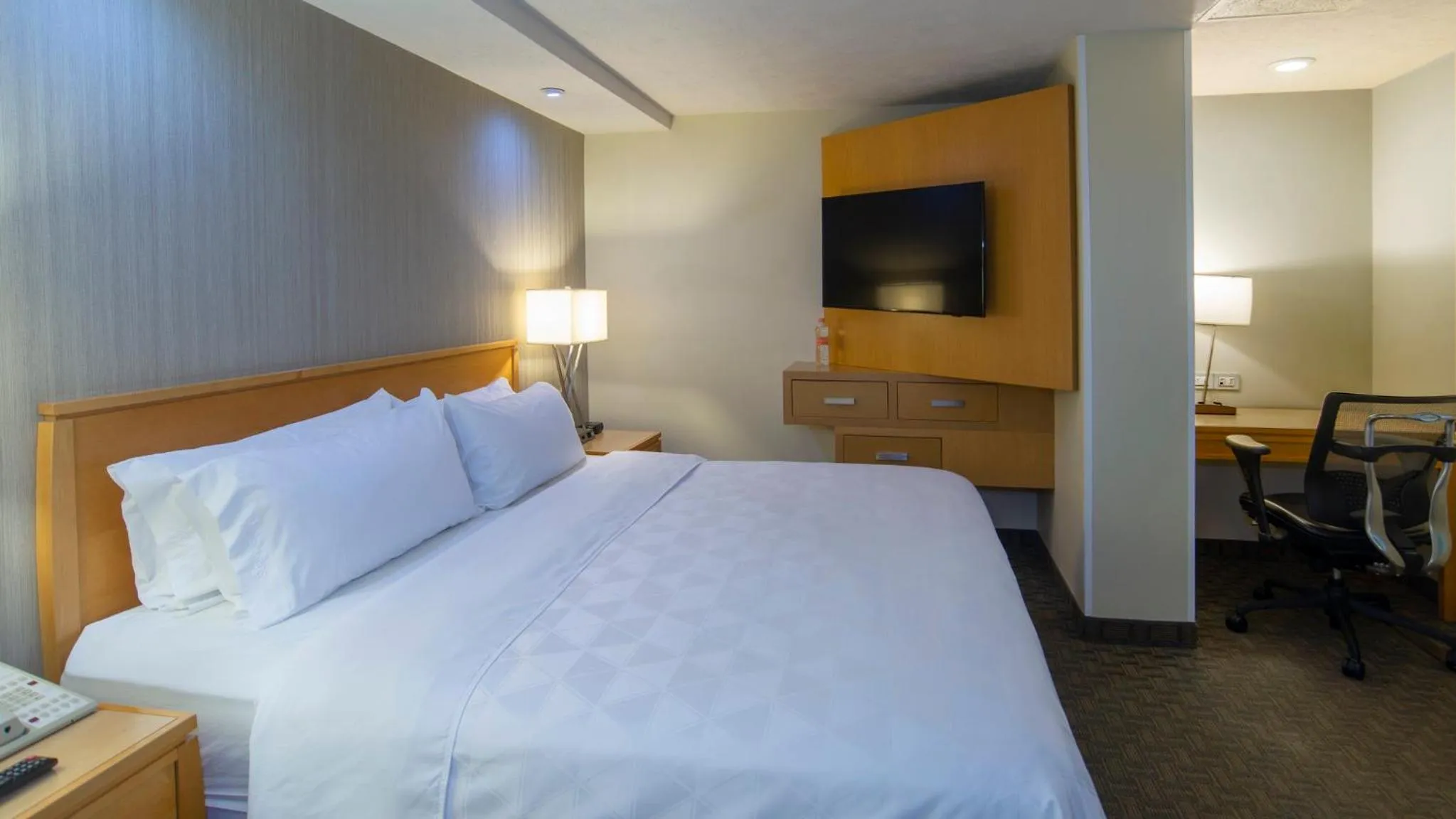 Photo of the whole room, Bed in Holiday Inn Cuernavaca by IHG