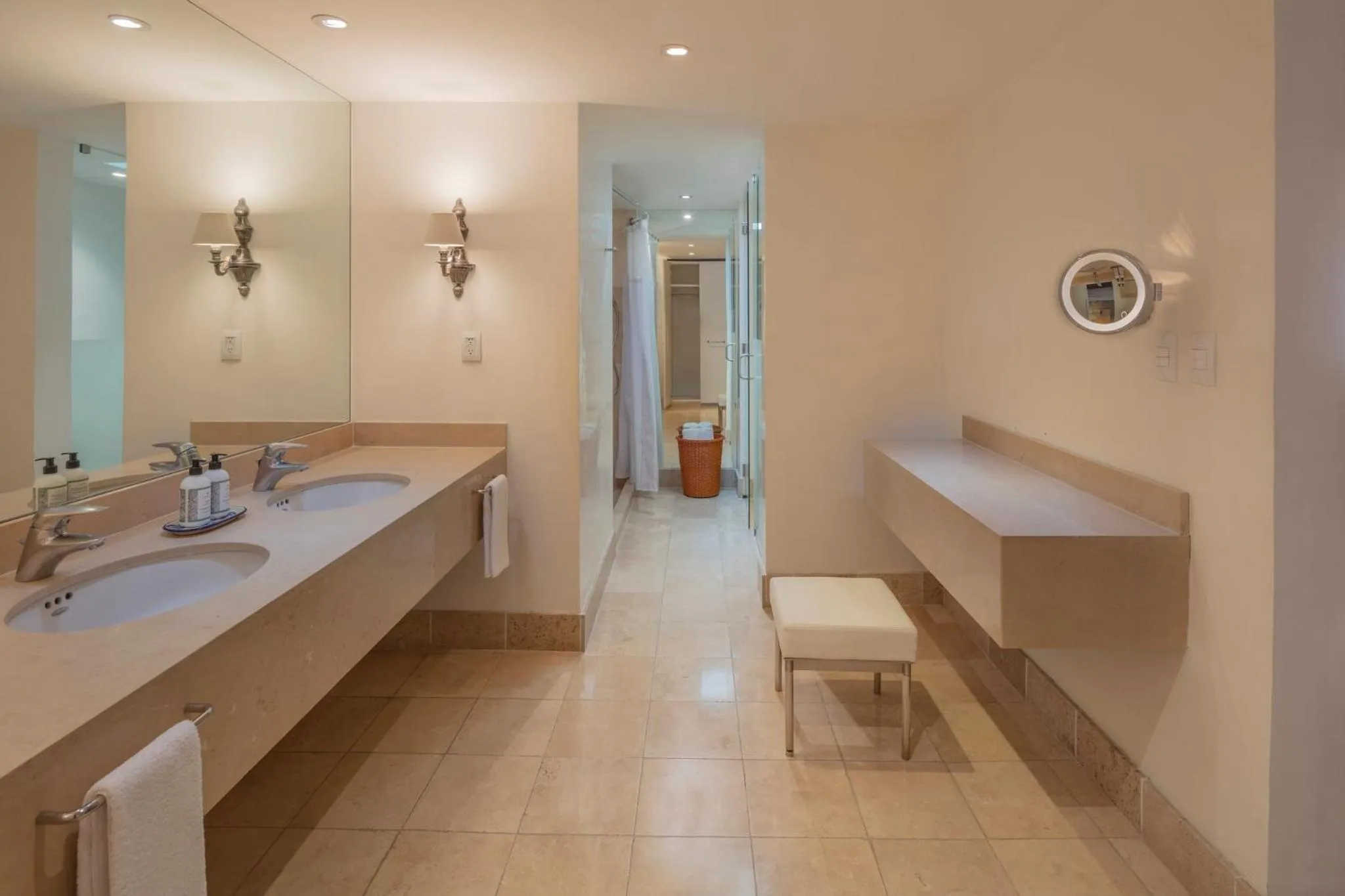 Photo of the whole room, Bed in Presidente InterContinental Puebla by IHG