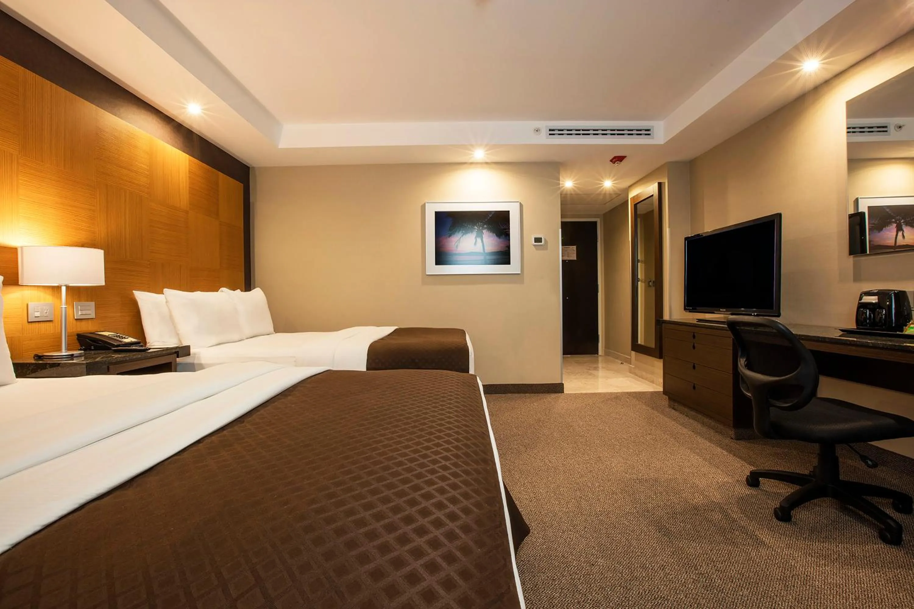 Photo of the whole room, Bed in Krystal Urban Aeropuerto Ciudad de Mexico