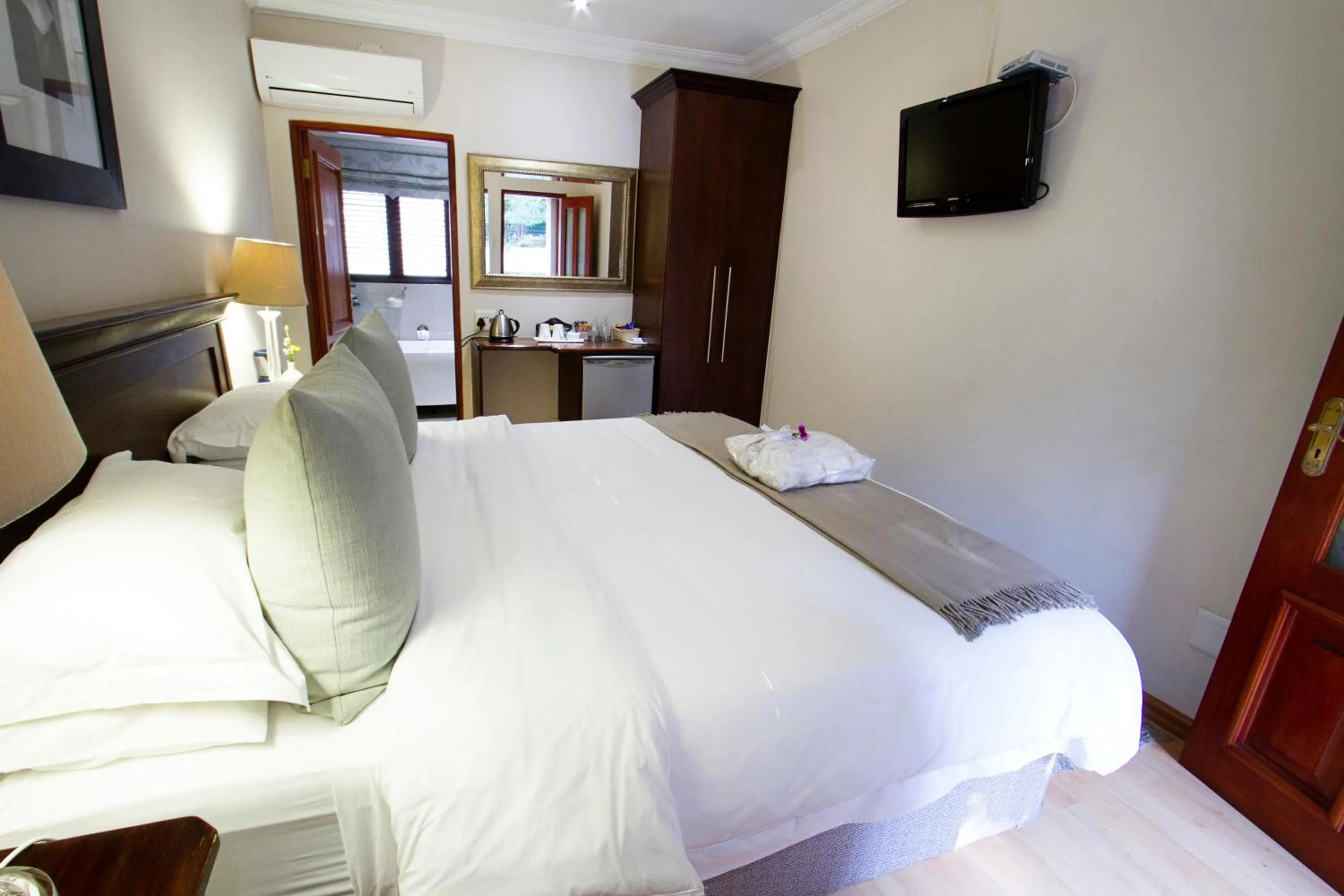 Photo of the whole room, Bed in Bellgrove Guest House Sandton