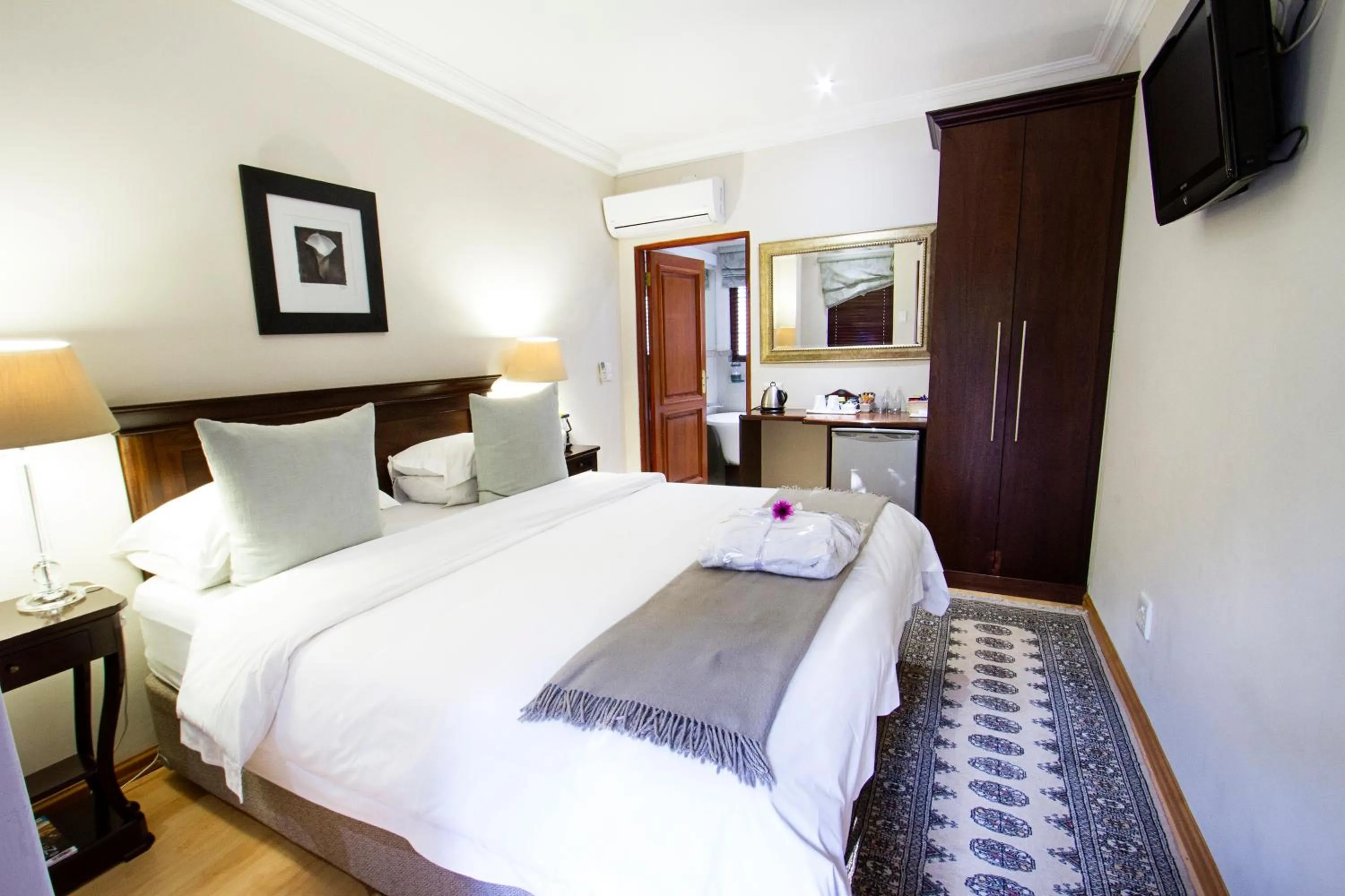 Photo of the whole room, Bed in Bellgrove Guest House Sandton
