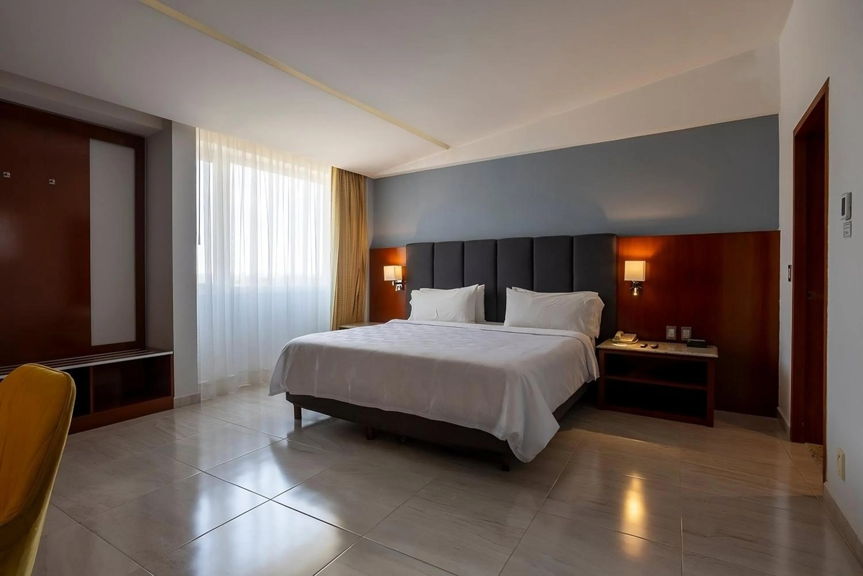 Photo of the whole room, Bed in Holiday Inn Puebla Finsa by IHG