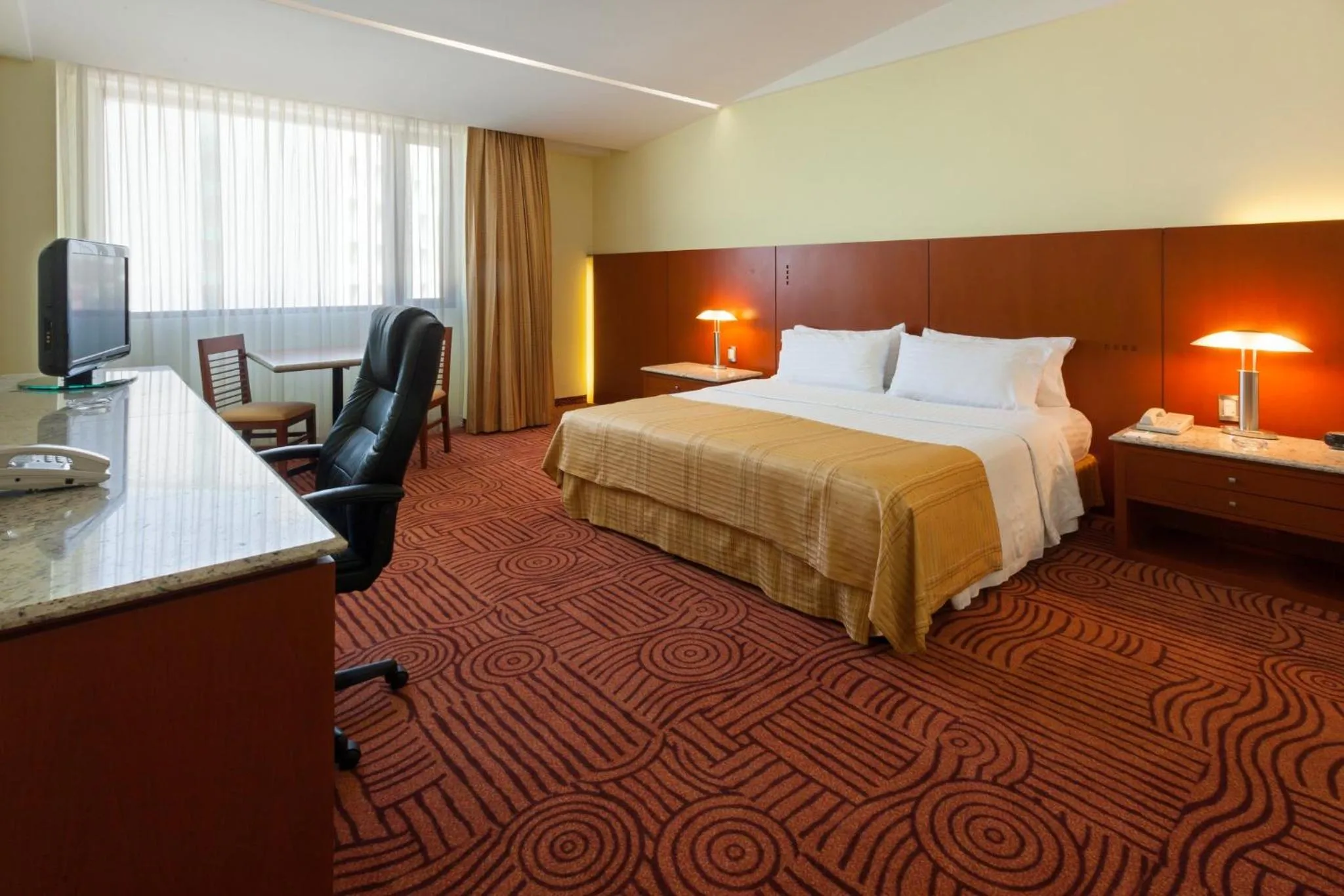 Photo of the whole room, Bed in Holiday Inn Puebla Finsa by IHG