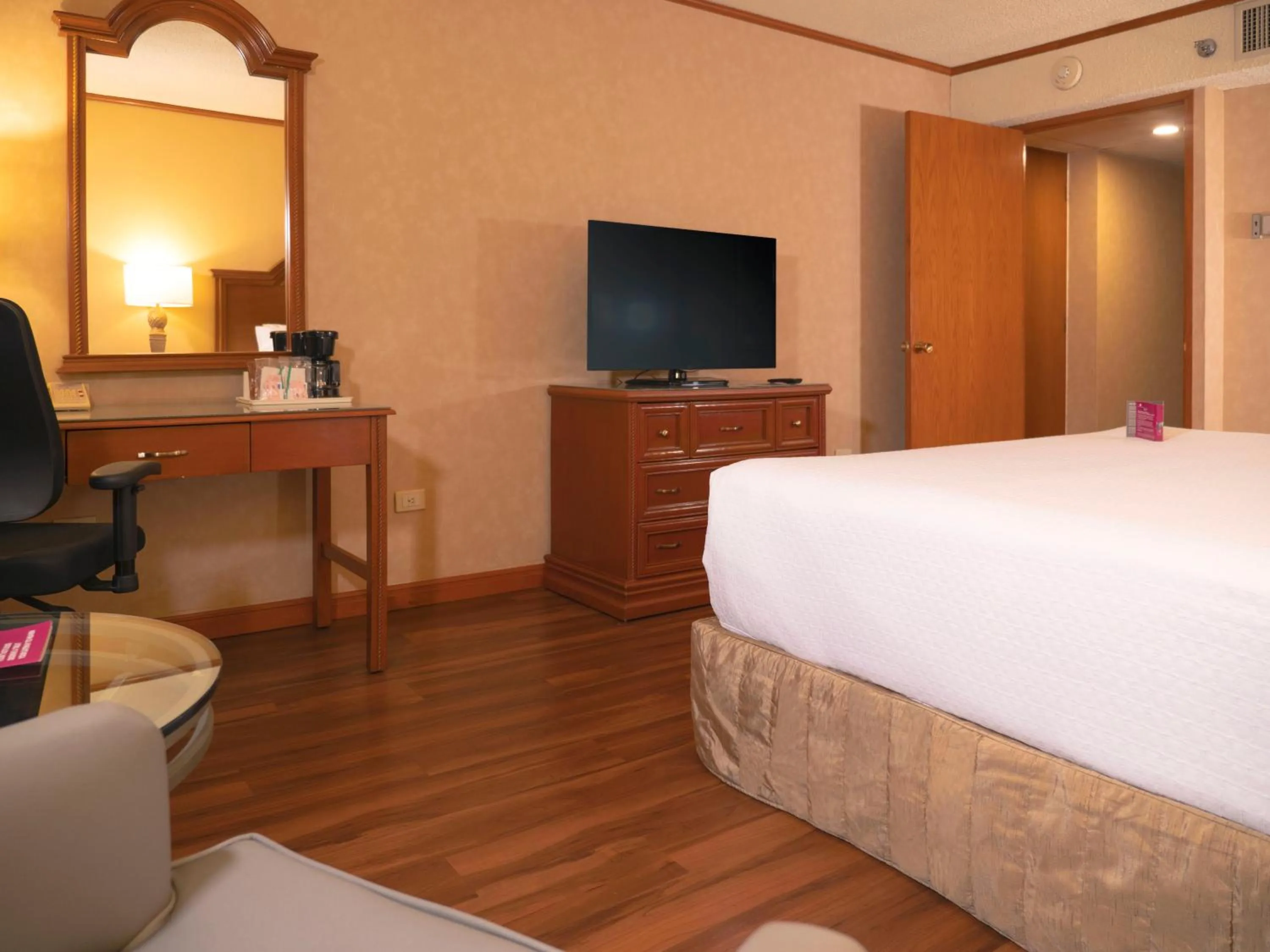 Photo of the whole room, Bed in Crowne Plaza Hotel Monterrey by IHG