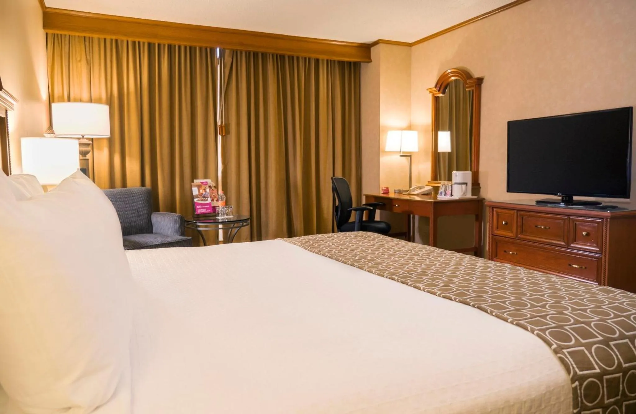 Photo of the whole room, Bed in Crowne Plaza Hotel Monterrey by IHG