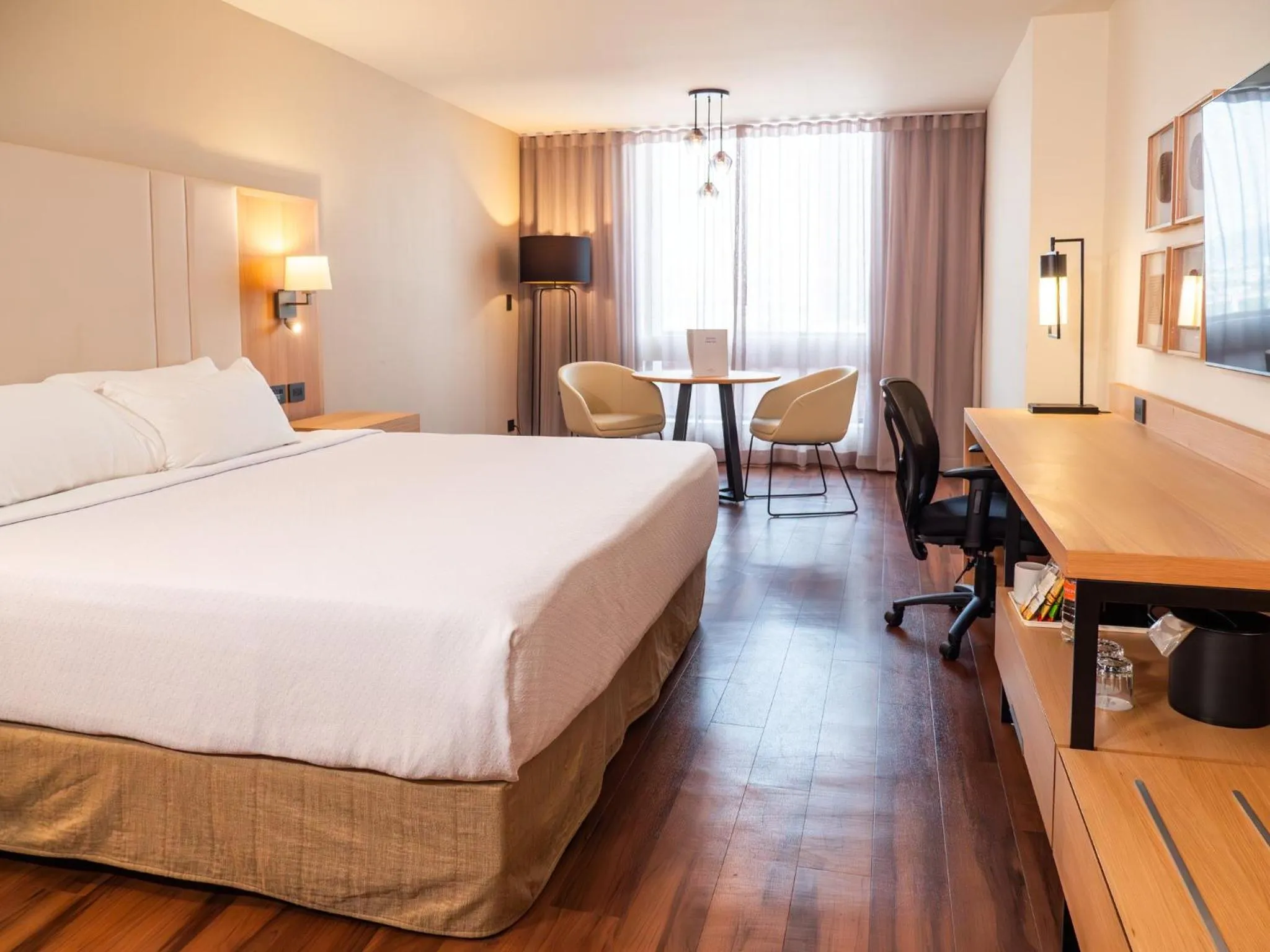 Photo of the whole room, Bed in Crowne Plaza Hotel Monterrey by IHG