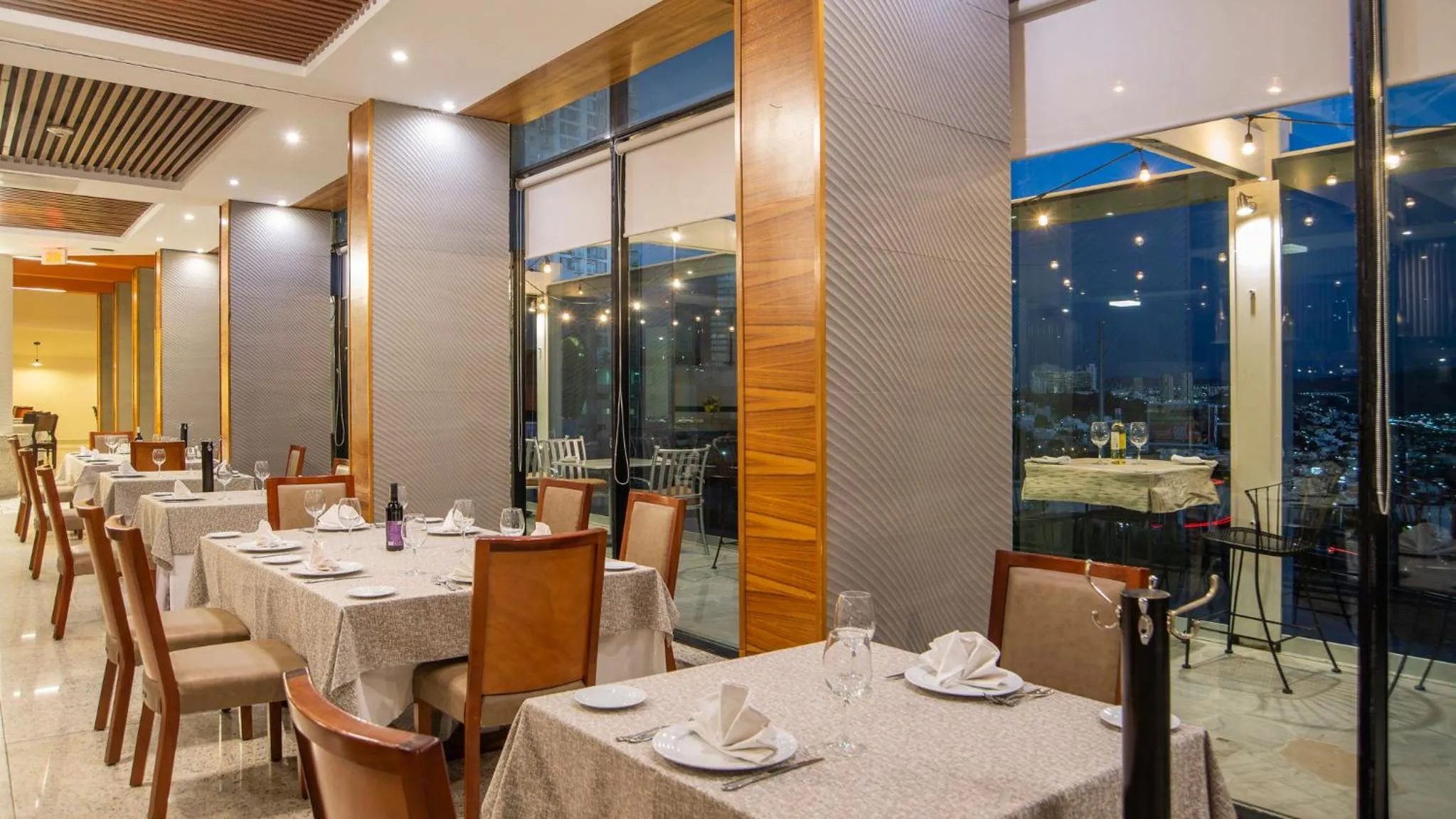 Restaurant/places to eat in Holiday Inn Queretaro Zona Diamante by IHG