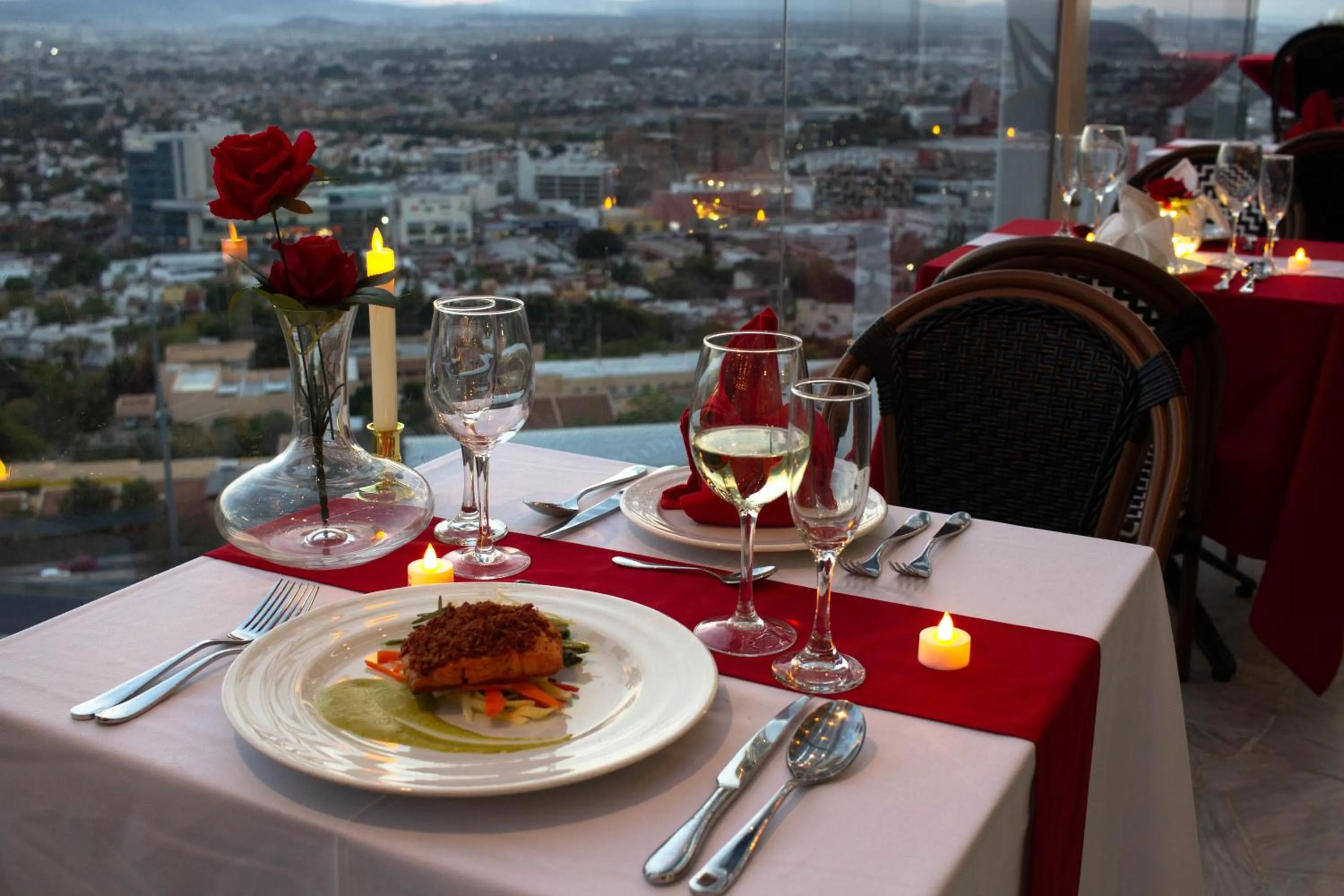 Restaurant/places to eat in Holiday Inn Queretaro Zona Diamante by IHG