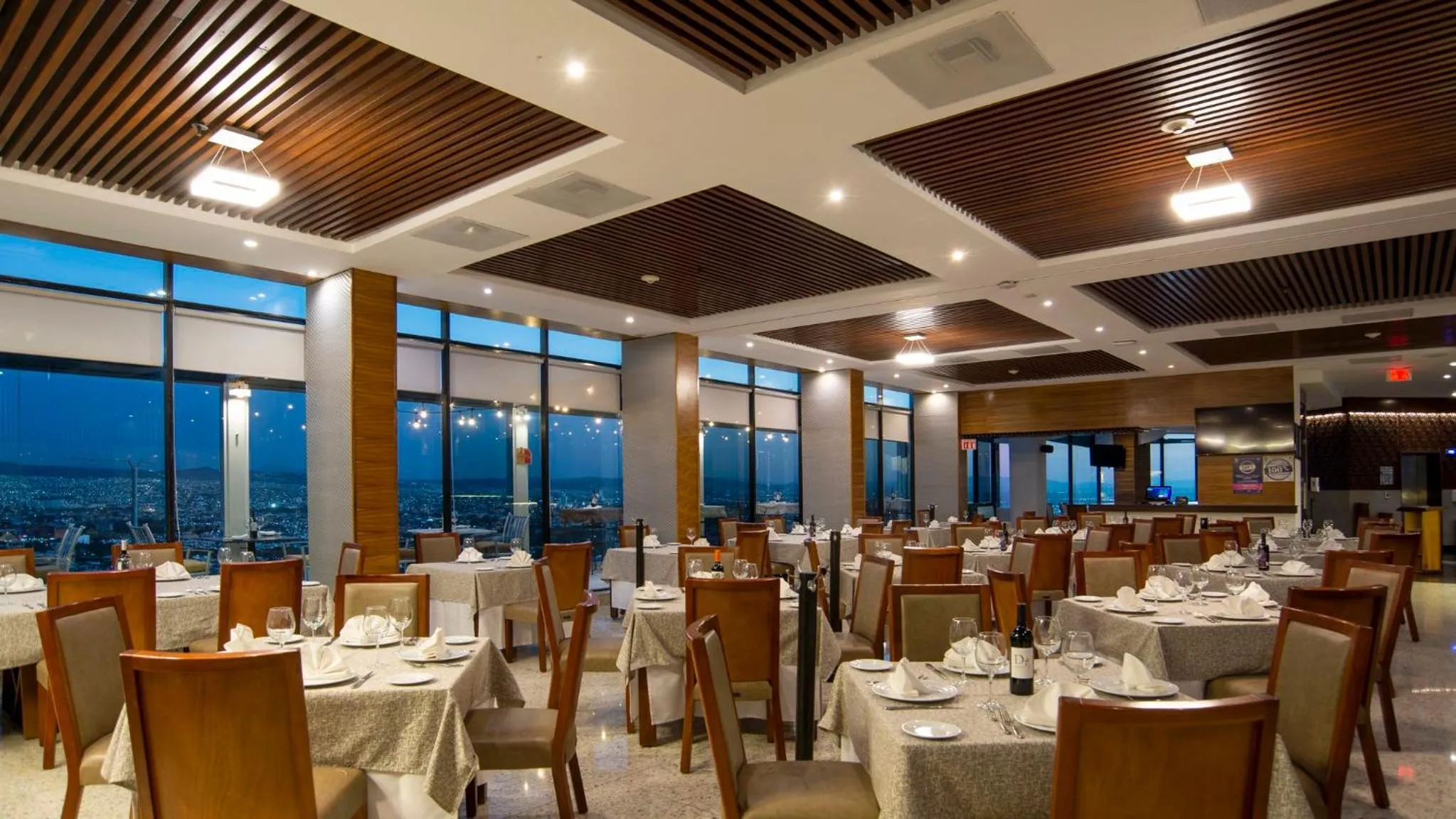 Restaurant/places to eat in Holiday Inn Queretaro Zona Diamante by IHG