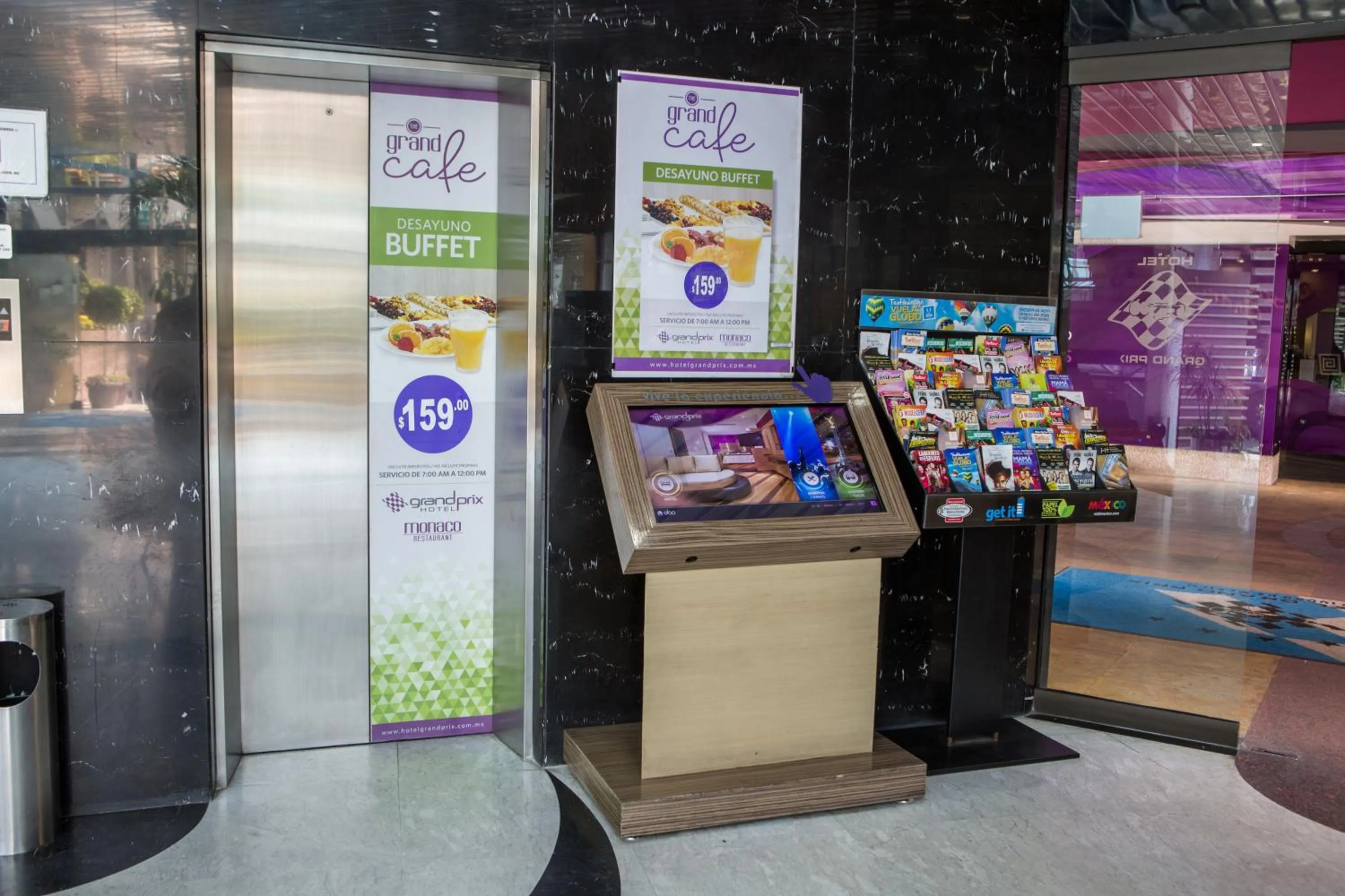 Lobby or reception in WeEnjoy Hotels Grand Prix Aeropuerto CDMX