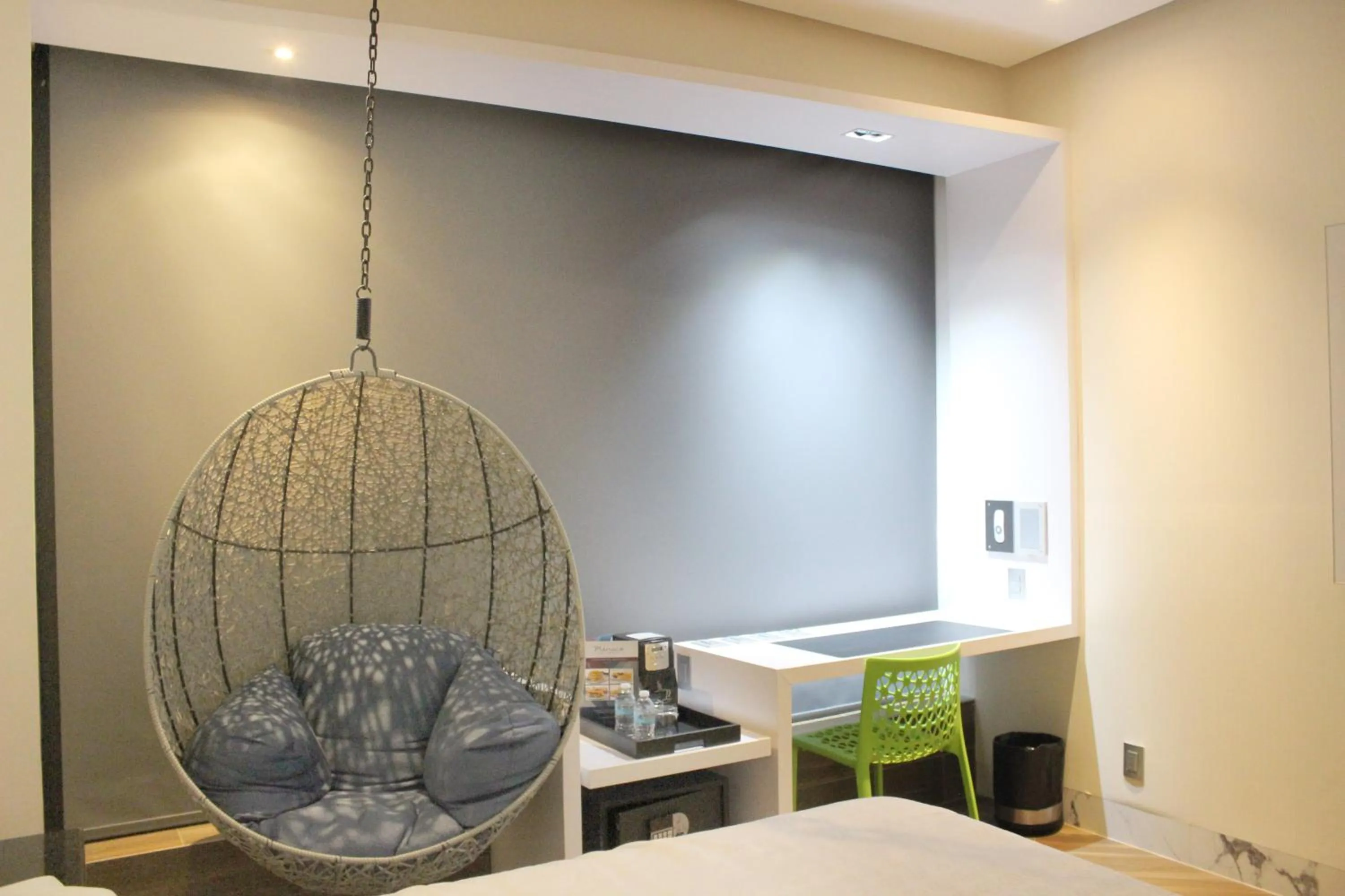 Seating area, Bed in WeEnjoy Hotels Grand Prix Aeropuerto CDMX