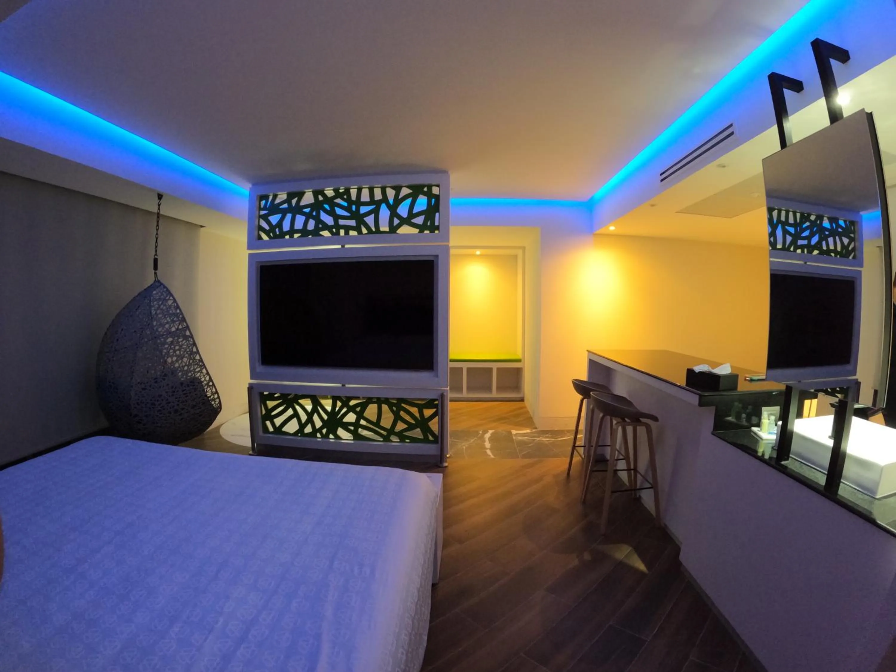 Decorative detail, Bed in WeEnjoy Hotels Grand Prix Aeropuerto CDMX