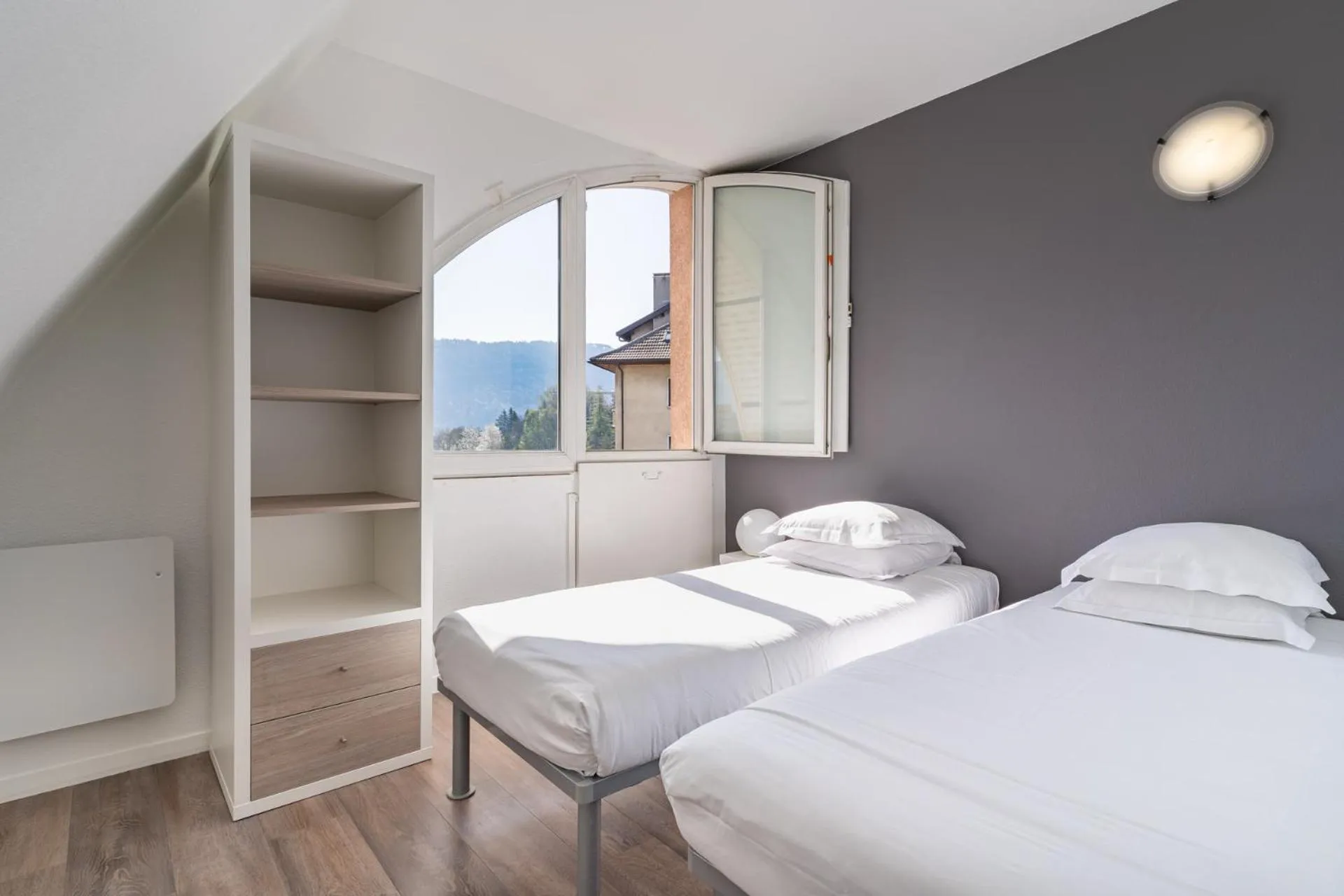 Bed in Séjours & Affaires Annecy Le Pont Neuf