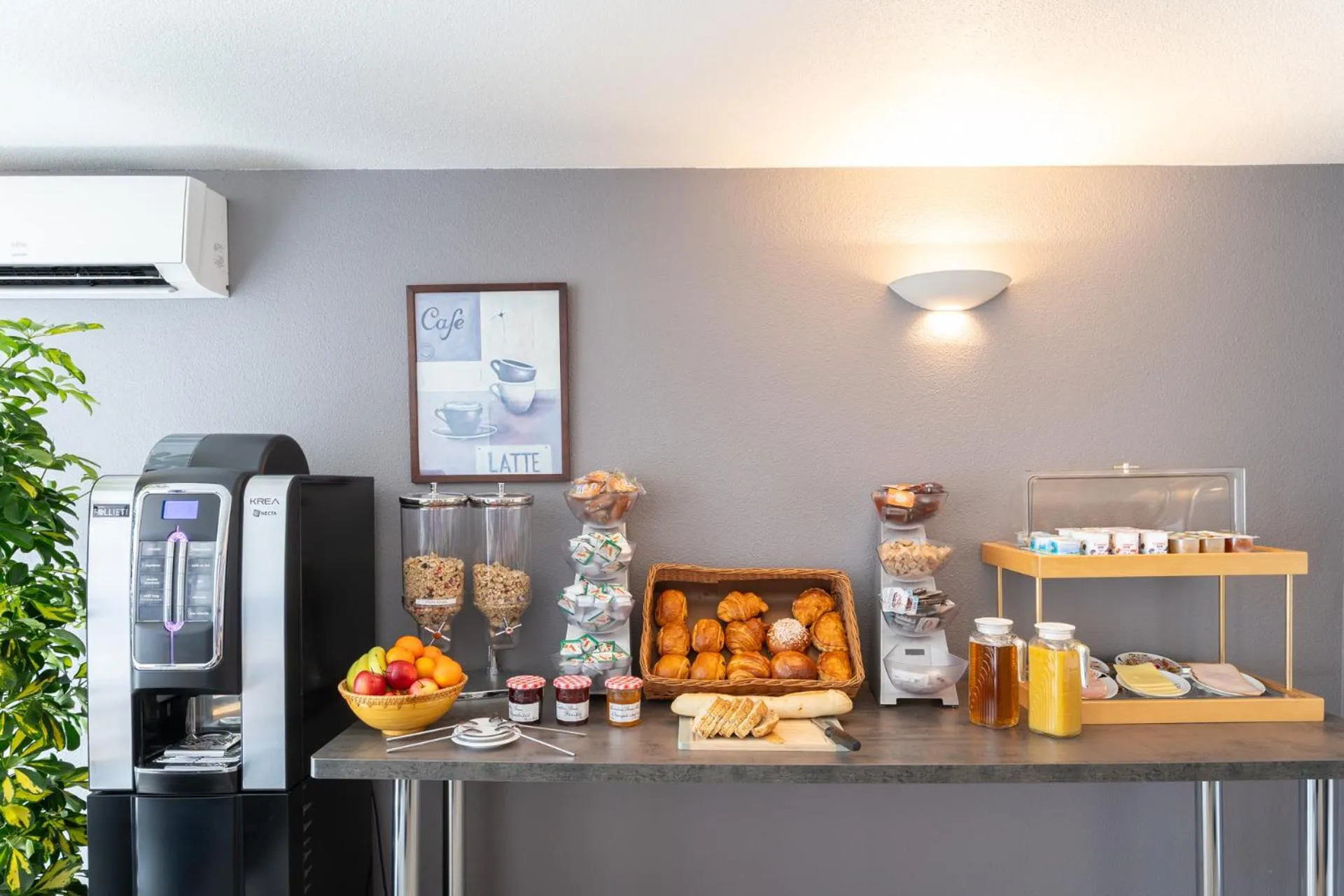 Buffet breakfast in Séjours & Affaires Annecy Le Pont Neuf