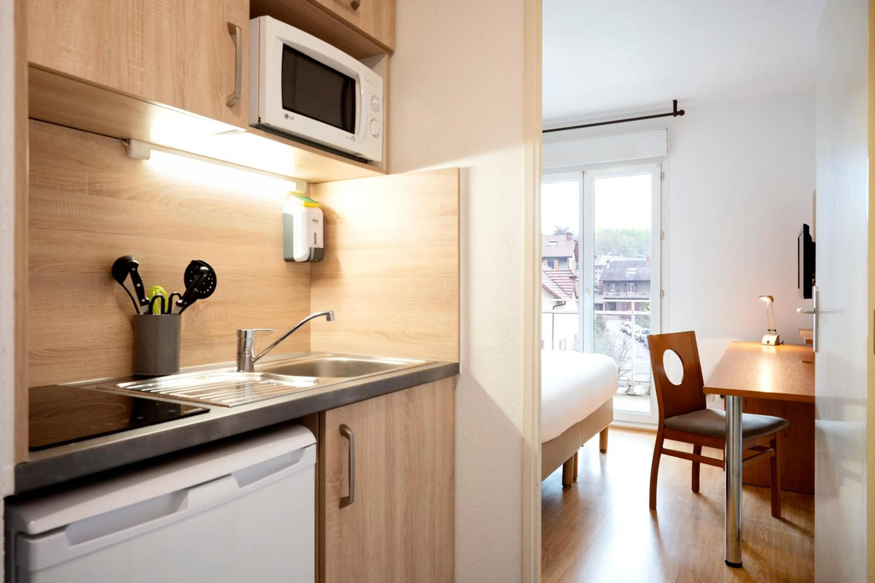 Kitchen or kitchenette in Séjours & Affaires Annecy Le Pont Neuf