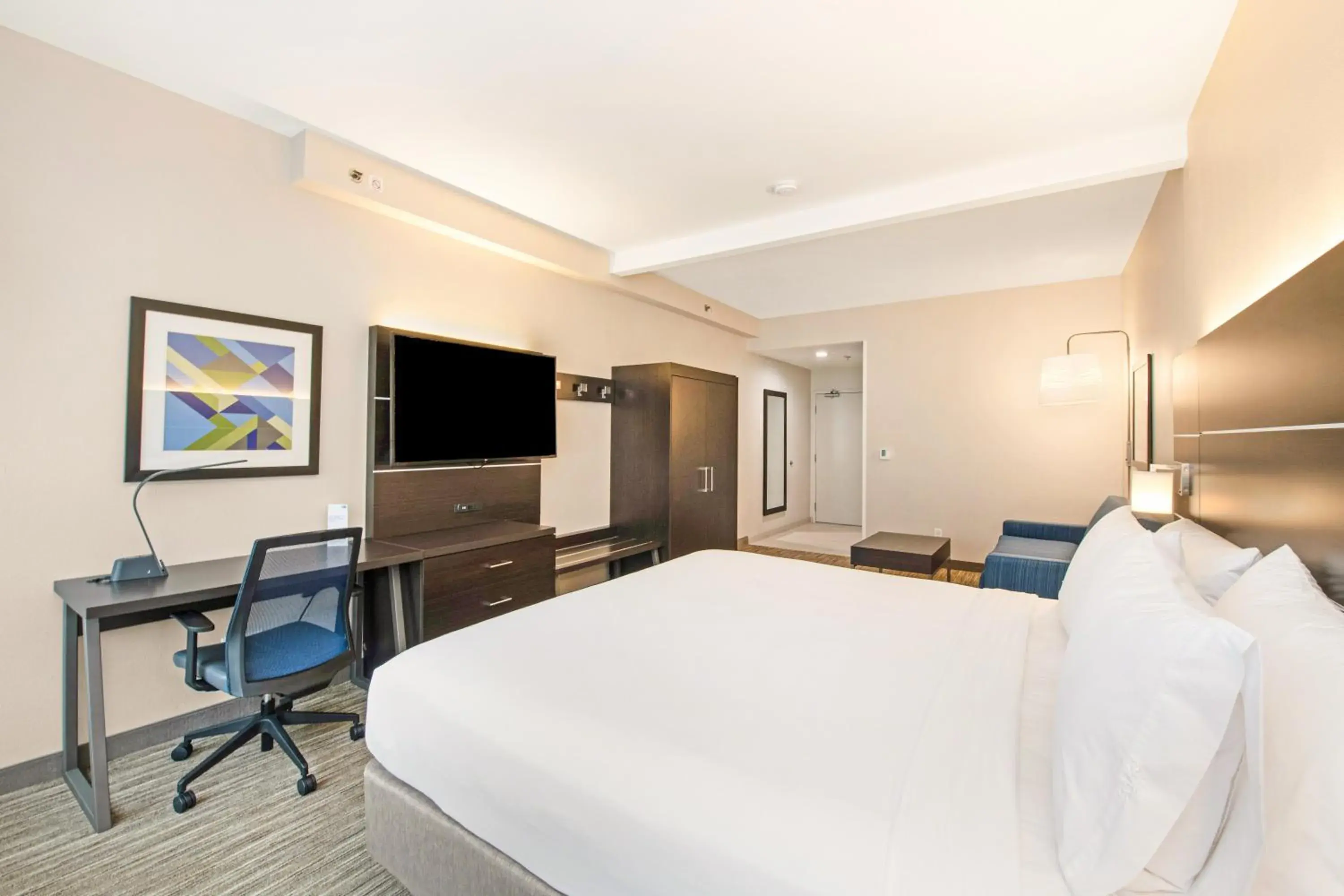 Standard King Room with Accessible Tub - Mobility Access in Holiday Inn Express - Delafield by IHG Standard King Room with Accessible Tub - Mobility Access in Holiday Inn Express - Delafield by IHG