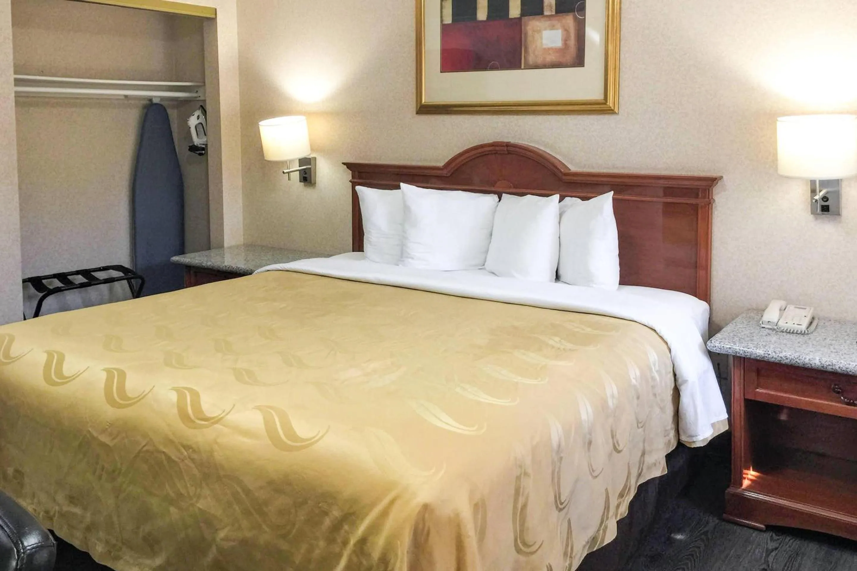 Bedroom, Bed in Quality Inn & Suites Oceanside Near Camp Pendleton