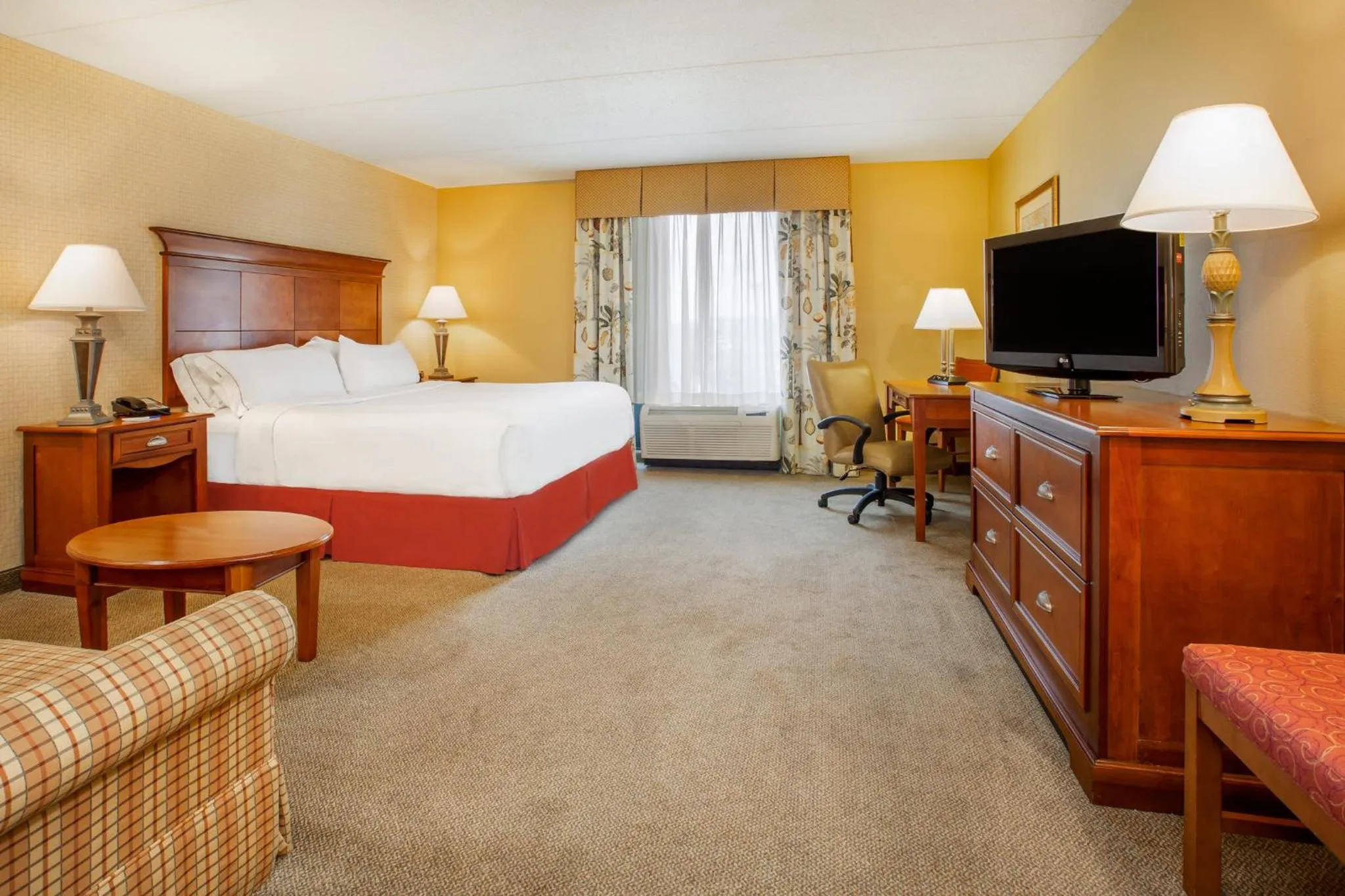 Photo of the whole room, Bed in Holiday Inn Express & Suites Bloomington by IHG