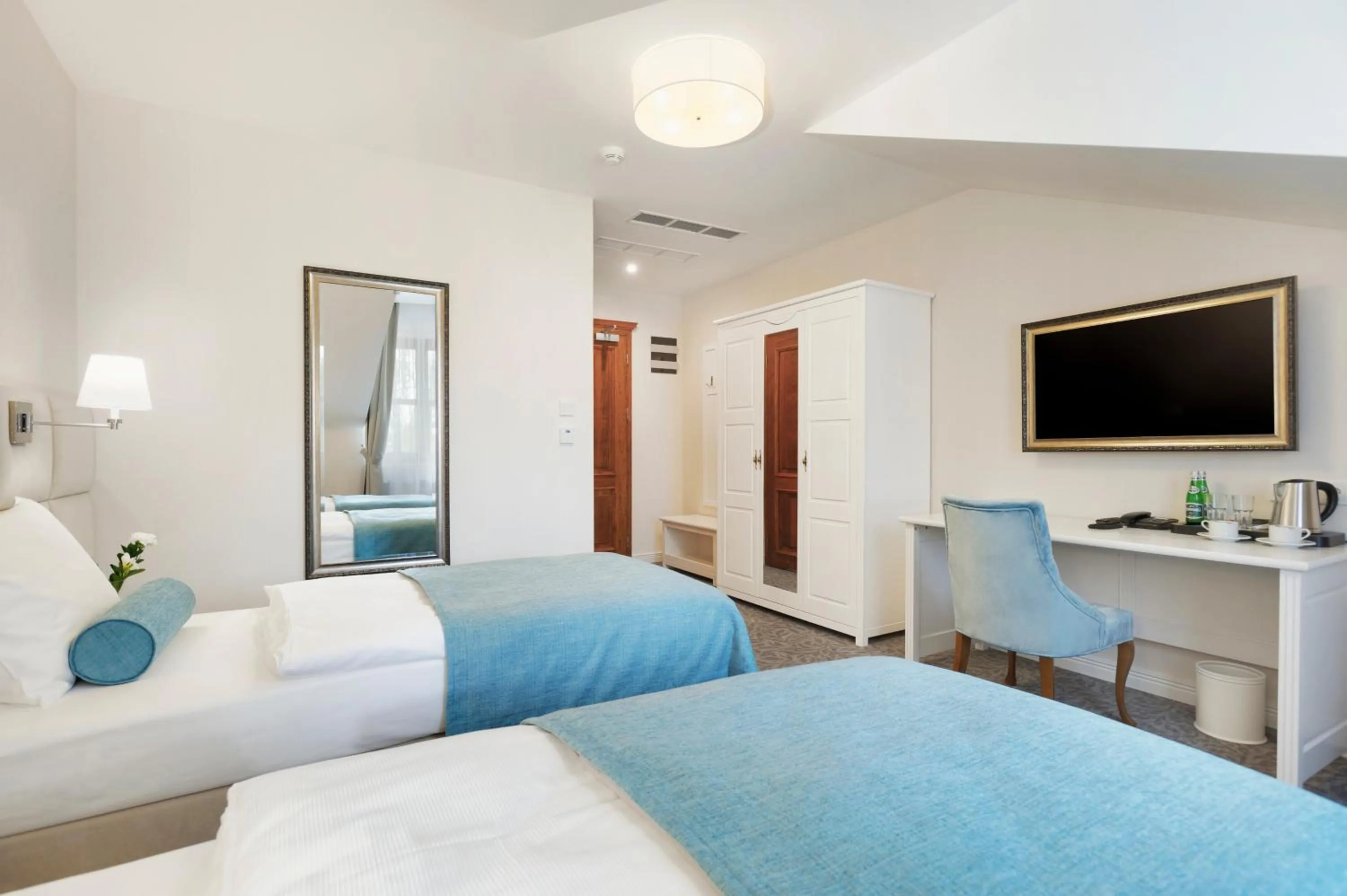 Bed in Palac Mortegi Hotel & SPA- Restauracja Szlachecka, SPA, Basen, Sauny, Jazda Konna, Mini Zoo- Luksus, Relaks i Przyroda w jednym!