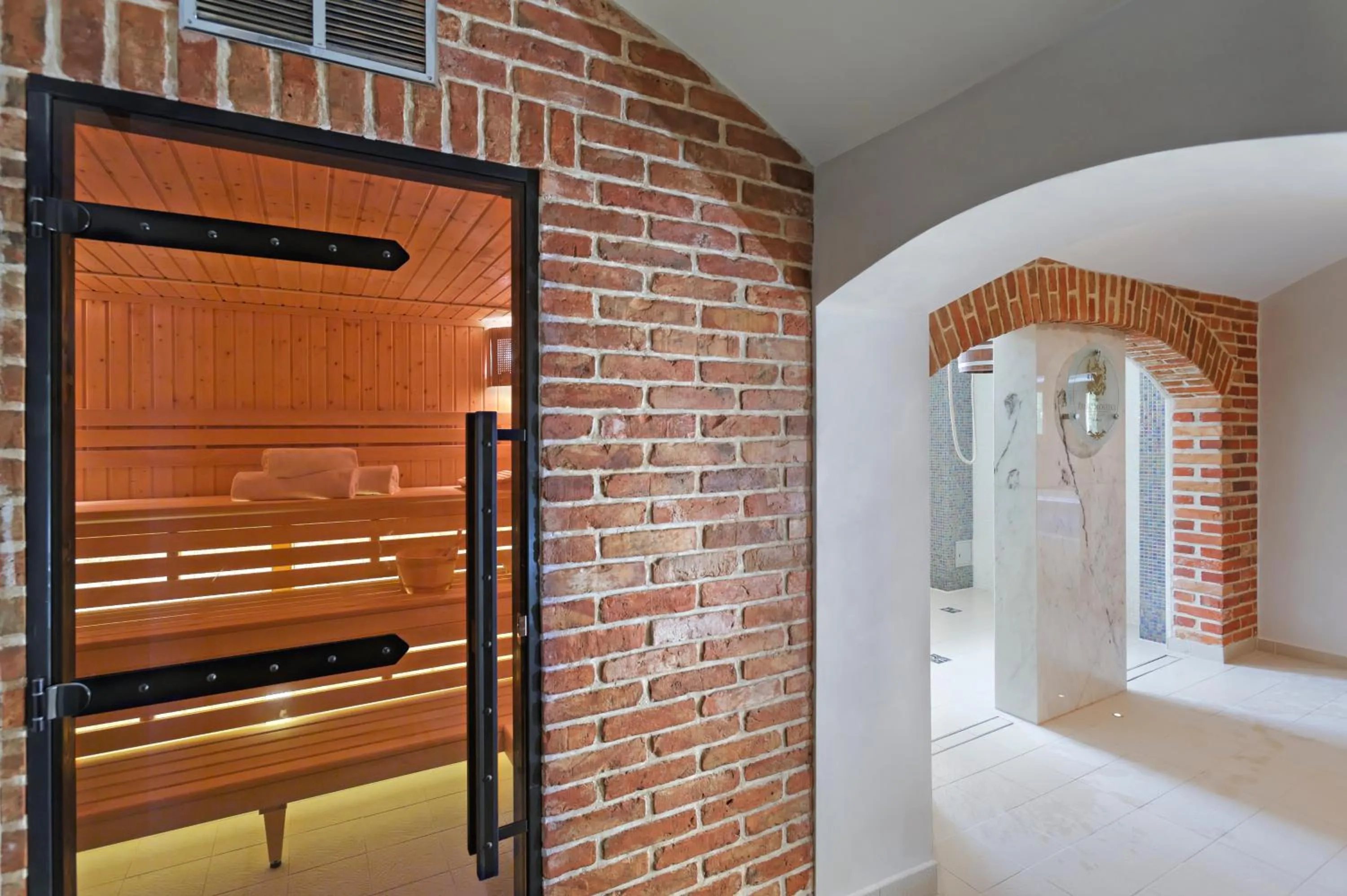 Sauna, Bed in Palac Mortegi Hotel & SPA- Restauracja Szlachecka, SPA, Basen, Sauny, Jazda Konna, Mini Zoo- Luksus, Relaks i Przyroda w jednym!