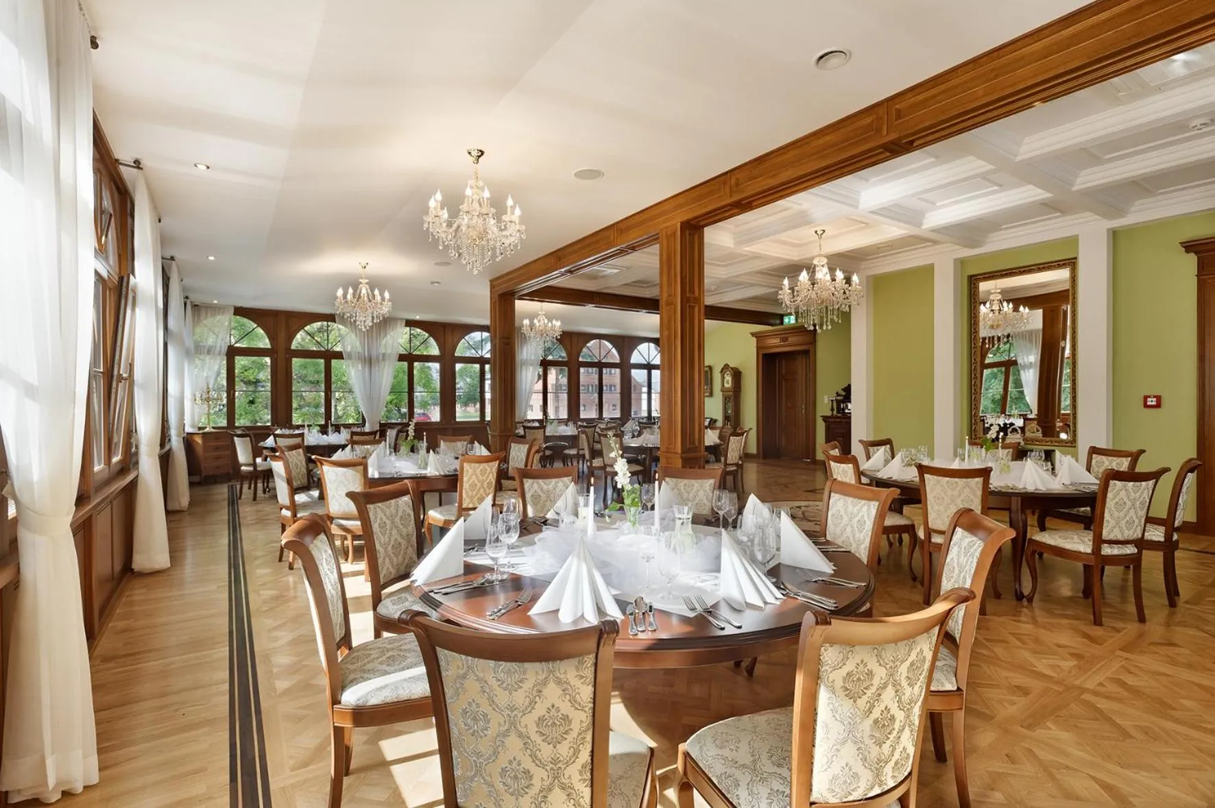 Restaurant/places to eat in Palac Mortegi Hotel & SPA- Restauracja Szlachecka, SPA, Basen, Sauny, Jazda Konna, Mini Zoo- Luksus, Relaks i Przyroda w jednym!