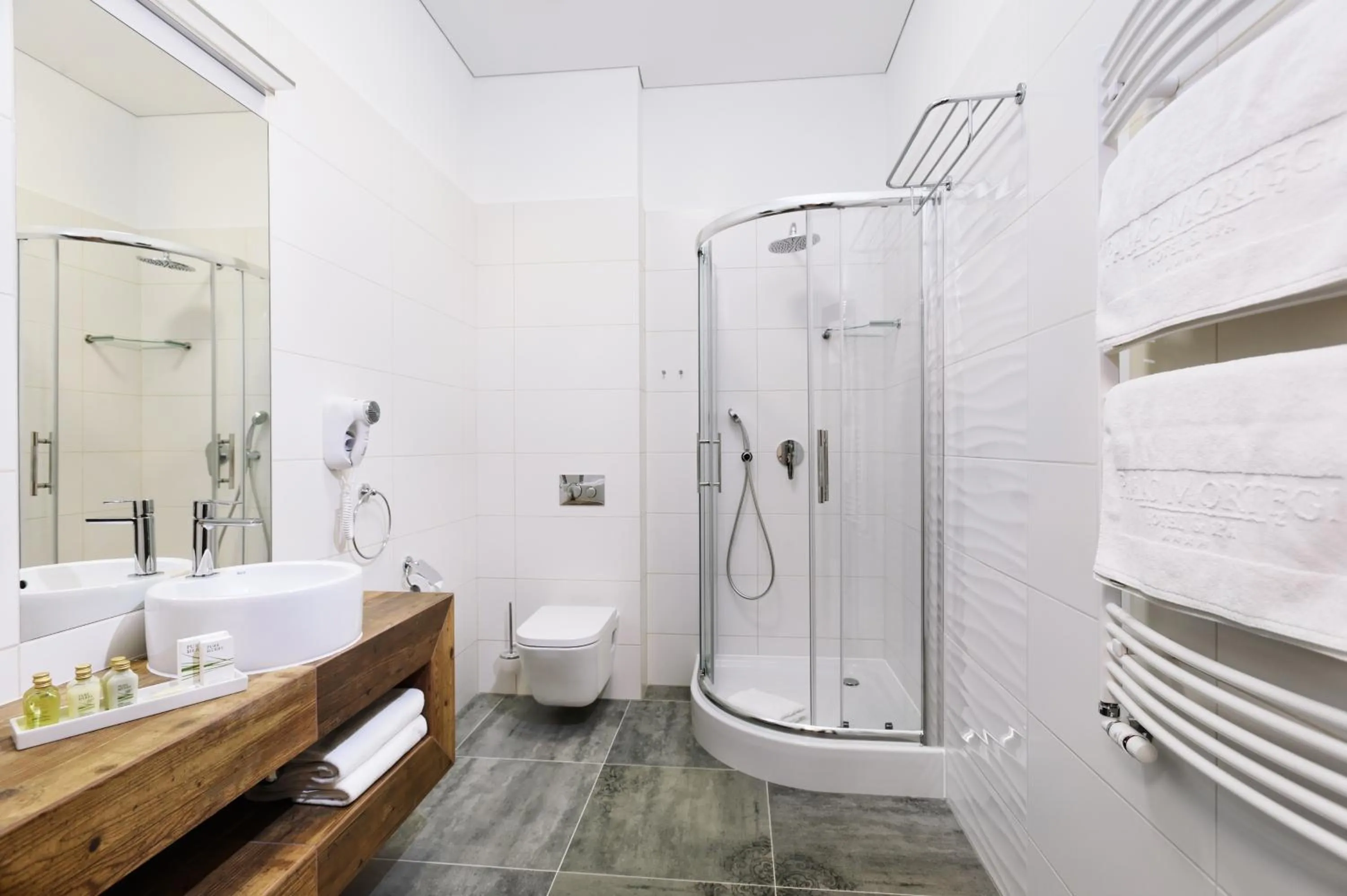 Bathroom in Palac Mortegi Hotel & SPA- Restauracja Szlachecka, SPA, Basen, Sauny, Jazda Konna, Mini Zoo- Luksus, Relaks i Przyroda w jednym!