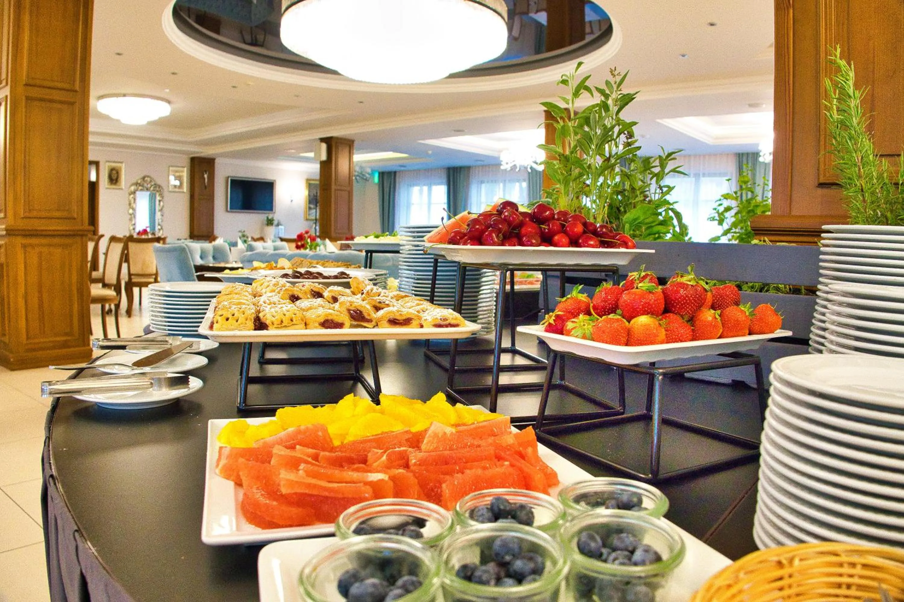 Restaurant/places to eat in Palac Mortegi Hotel & SPA- Restauracja Szlachecka, SPA, Basen, Sauny, Jazda Konna, Mini Zoo- Luksus, Relaks i Przyroda w jednym!