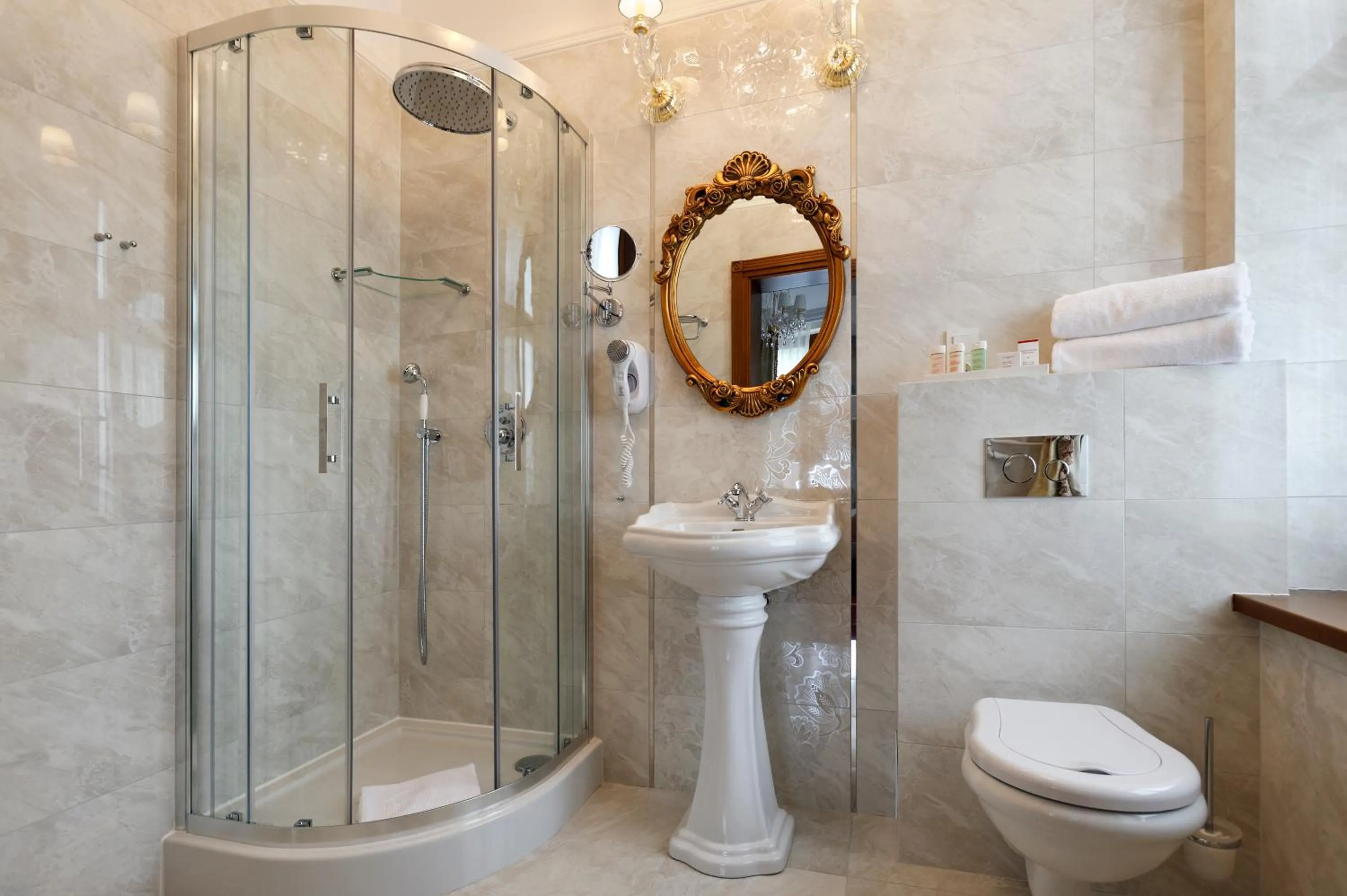 Bathroom in Palac Mortegi Hotel & SPA- Restauracja Szlachecka, SPA, Basen, Sauny, Jazda Konna, Mini Zoo- Luksus, Relaks i Przyroda w jednym!