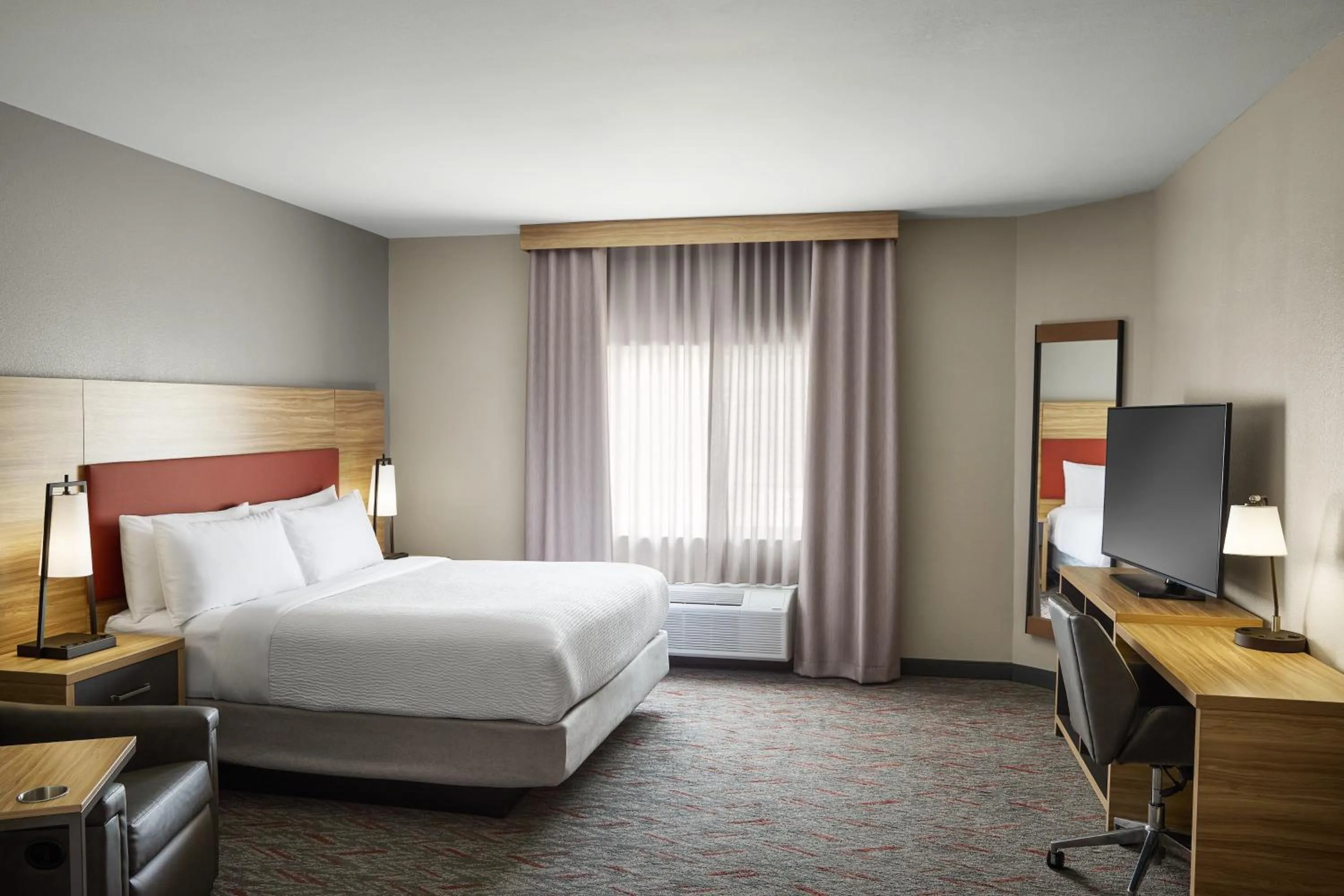 Photo of the whole room, Bed in Candlewood Suites Milwaukee Airport - Oak Creek by IHG