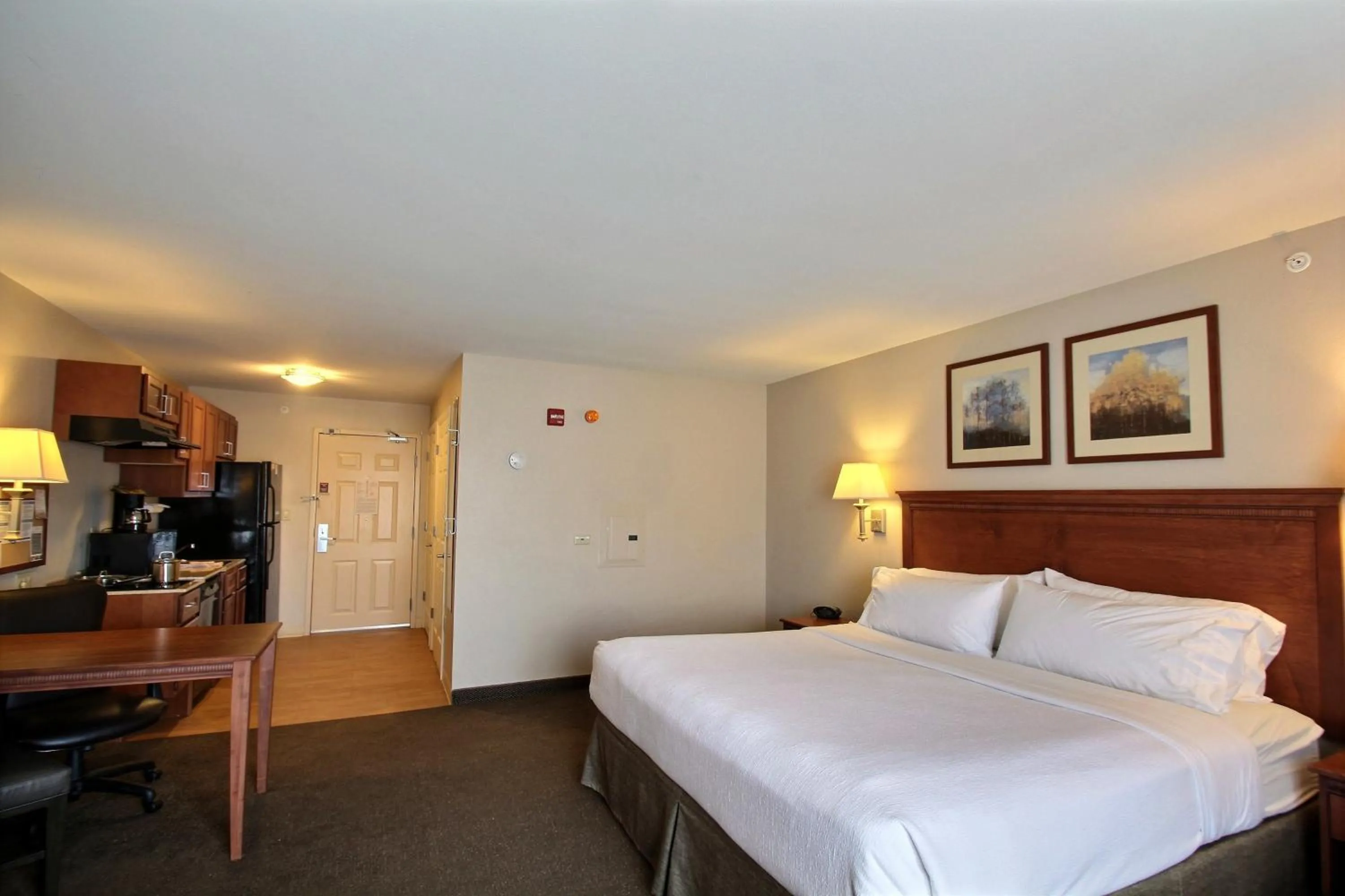 Photo of the whole room, Bed in Candlewood Suites Milwaukee Airport - Oak Creek by IHG