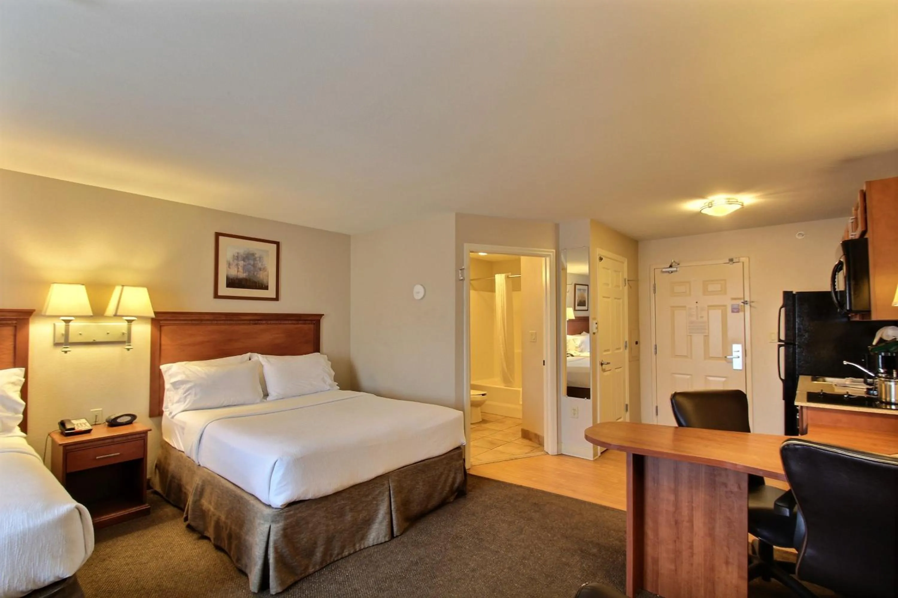 Photo of the whole room, Bed in Candlewood Suites Milwaukee Airport - Oak Creek by IHG
