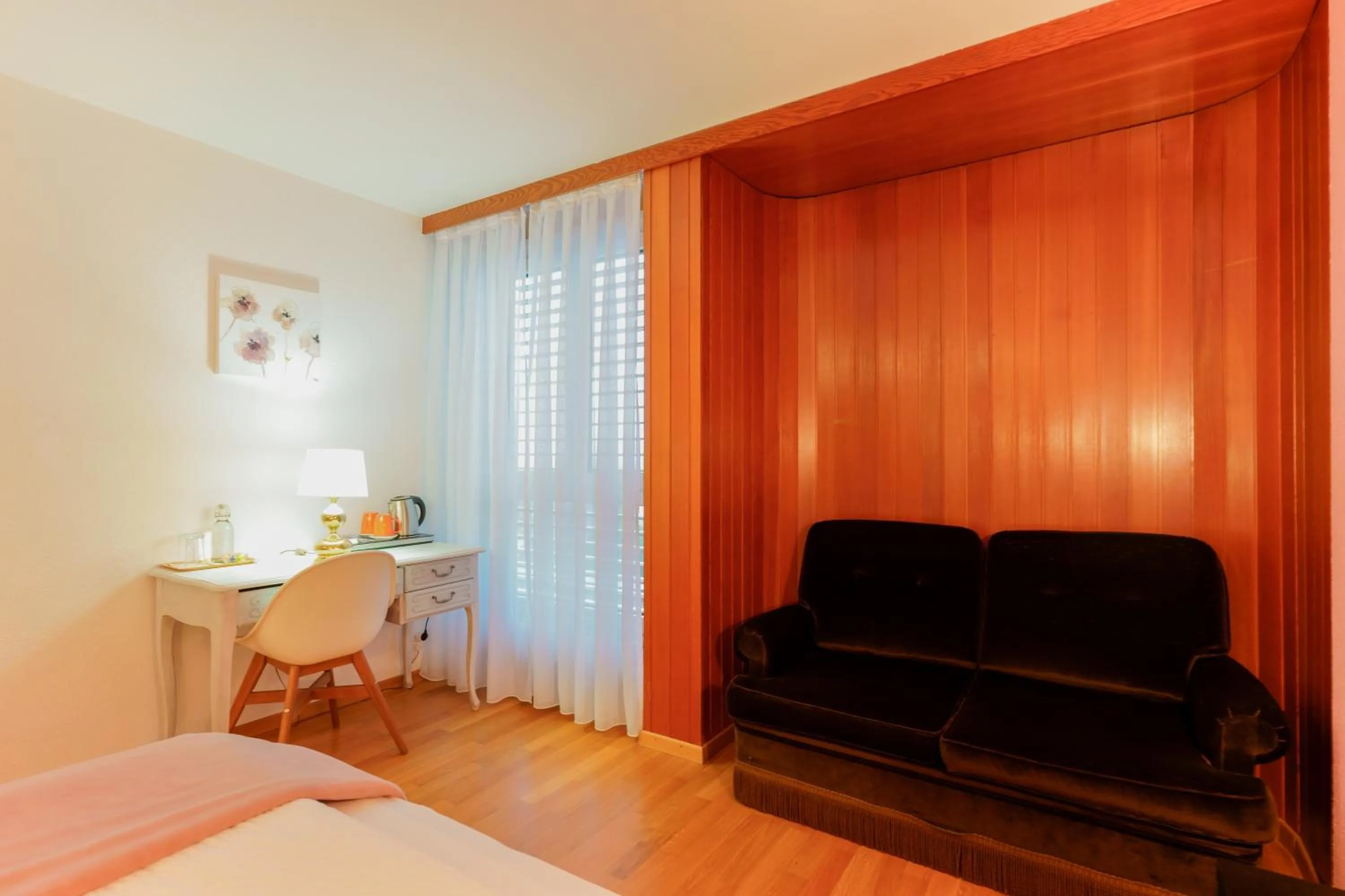 Seating area, Bed in Hôtel du Grand-Pré