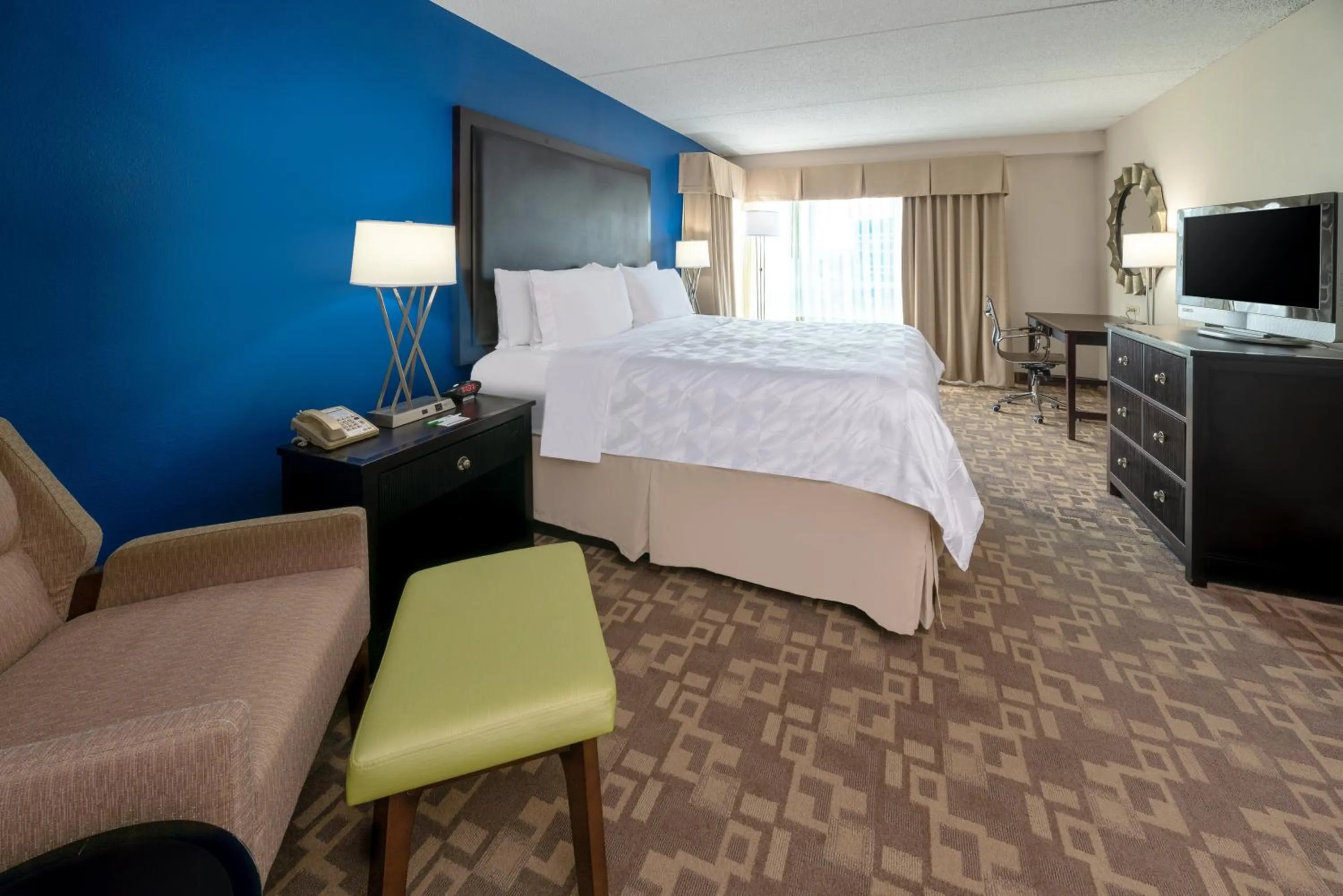 Photo of the whole room, Bed in Holiday Inn Manassas - Battlefield by IHG