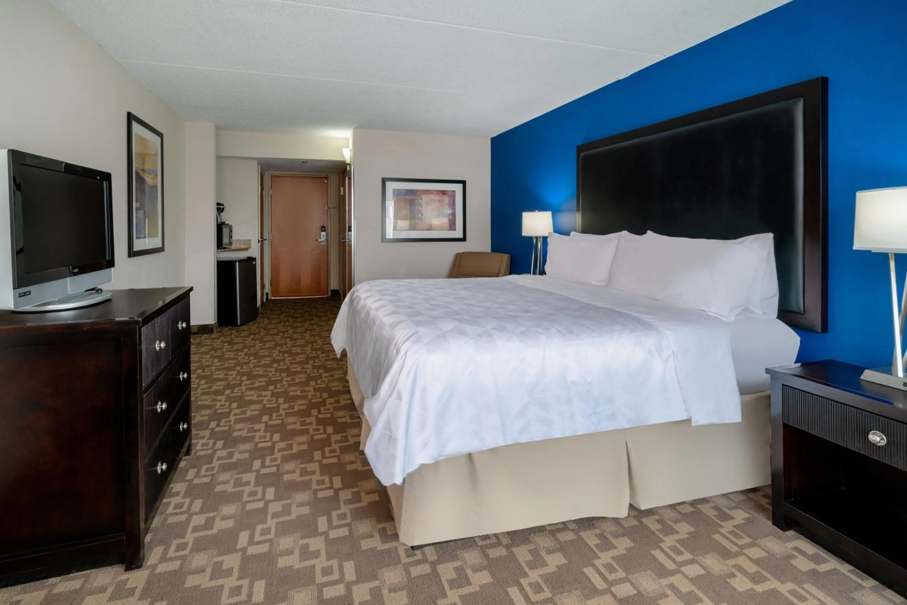 Photo of the whole room, Bed in Holiday Inn Manassas - Battlefield by IHG