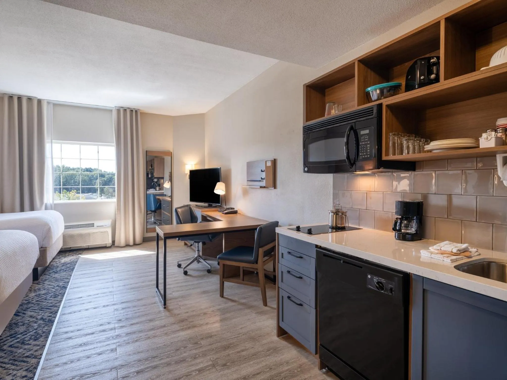 Photo of the whole room, Bed in Candlewood Suites Manassas by IHG