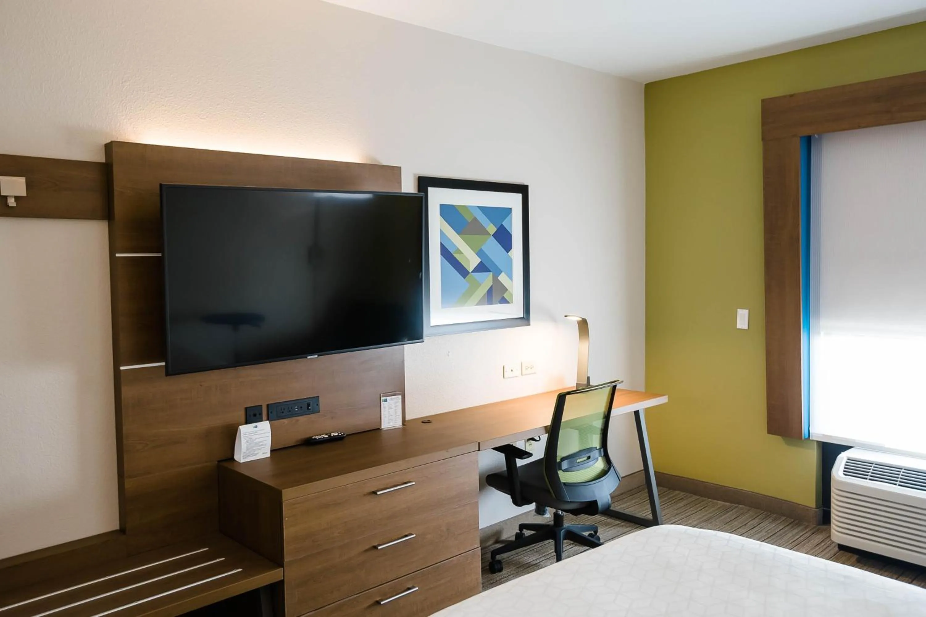 Photo of the whole room, Bed in Holiday Inn Express & Suites Knoxville-Farragut by IHG