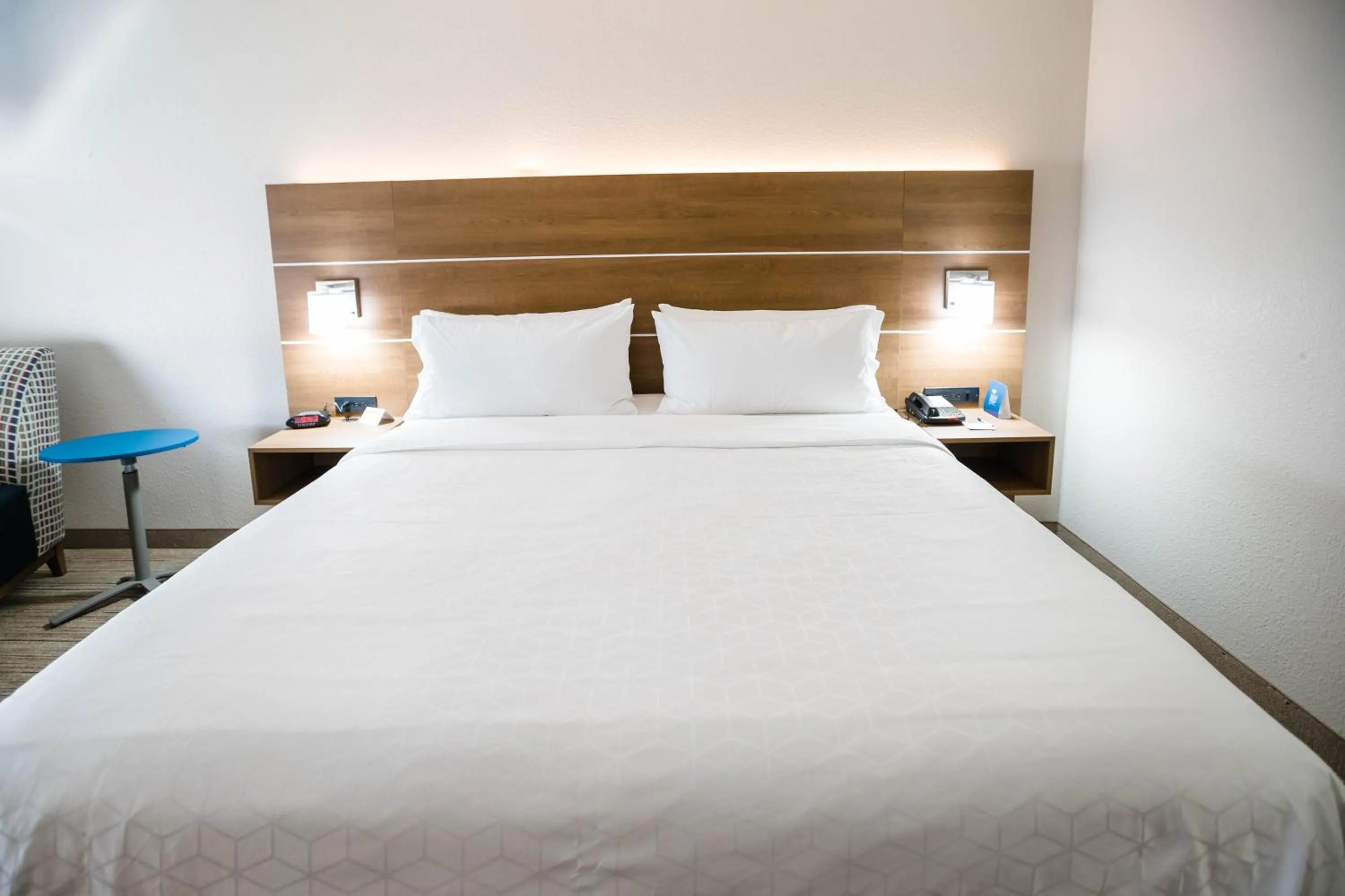 Photo of the whole room, Bed in Holiday Inn Express & Suites Knoxville-Farragut by IHG