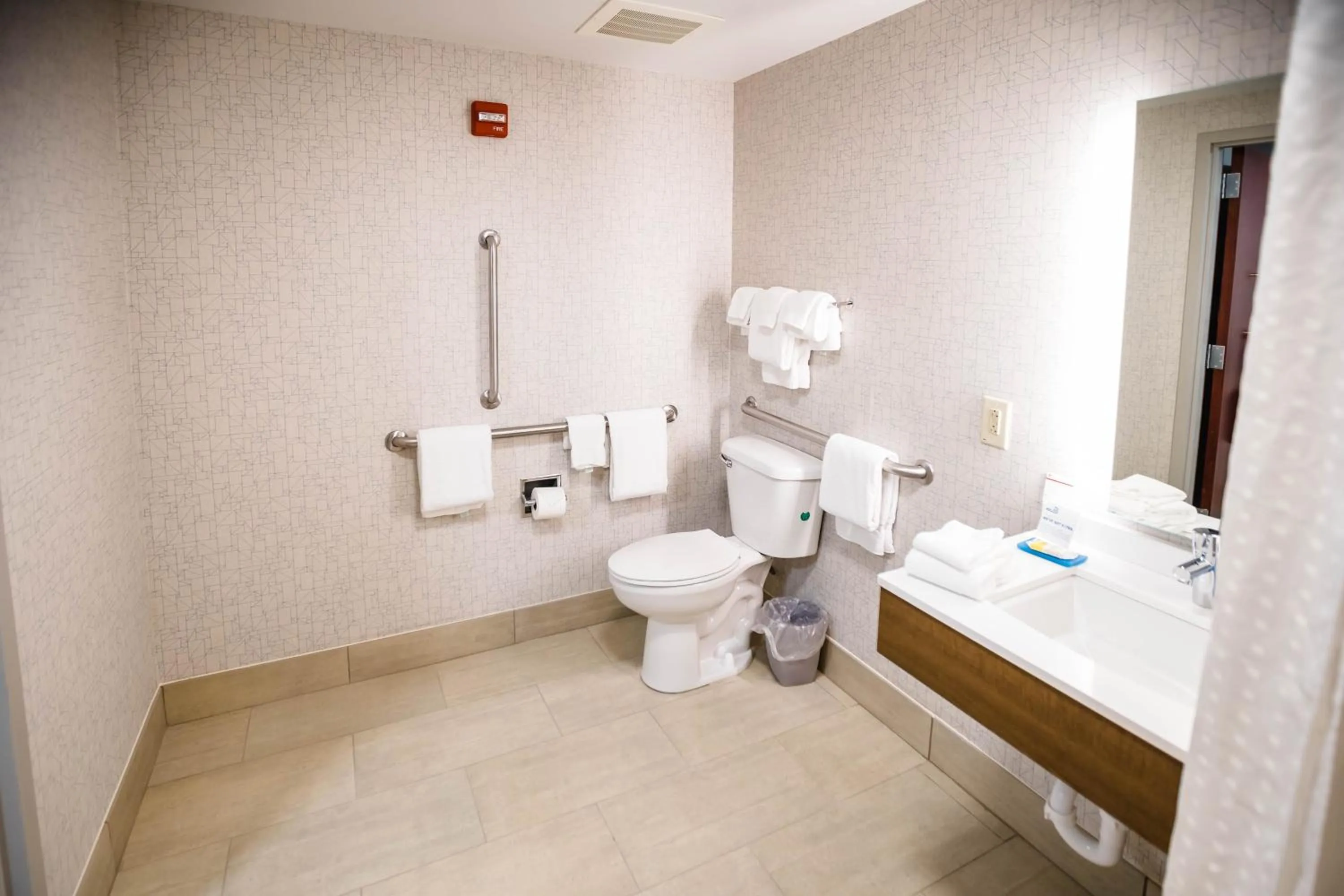 Photo of the whole room in Holiday Inn Express & Suites Knoxville-Farragut by IHG