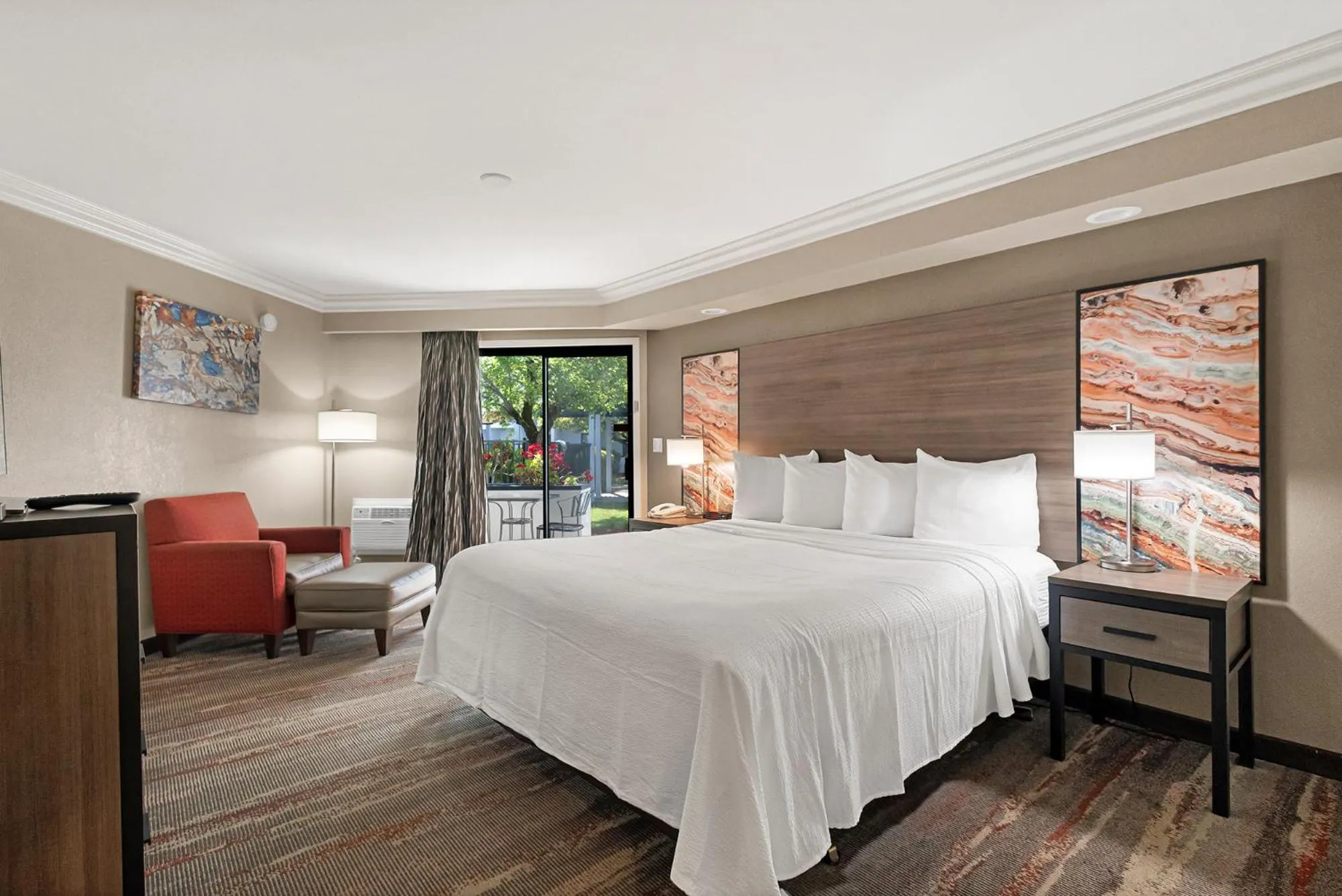 Bed in Best Western Plus Wine Country Inn & Suites