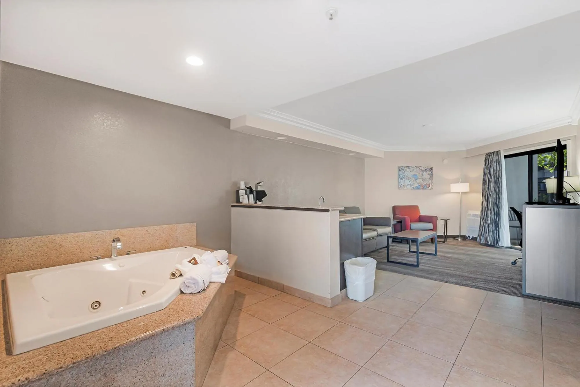 Hot Tub in Best Western Plus Wine Country Inn & Suites