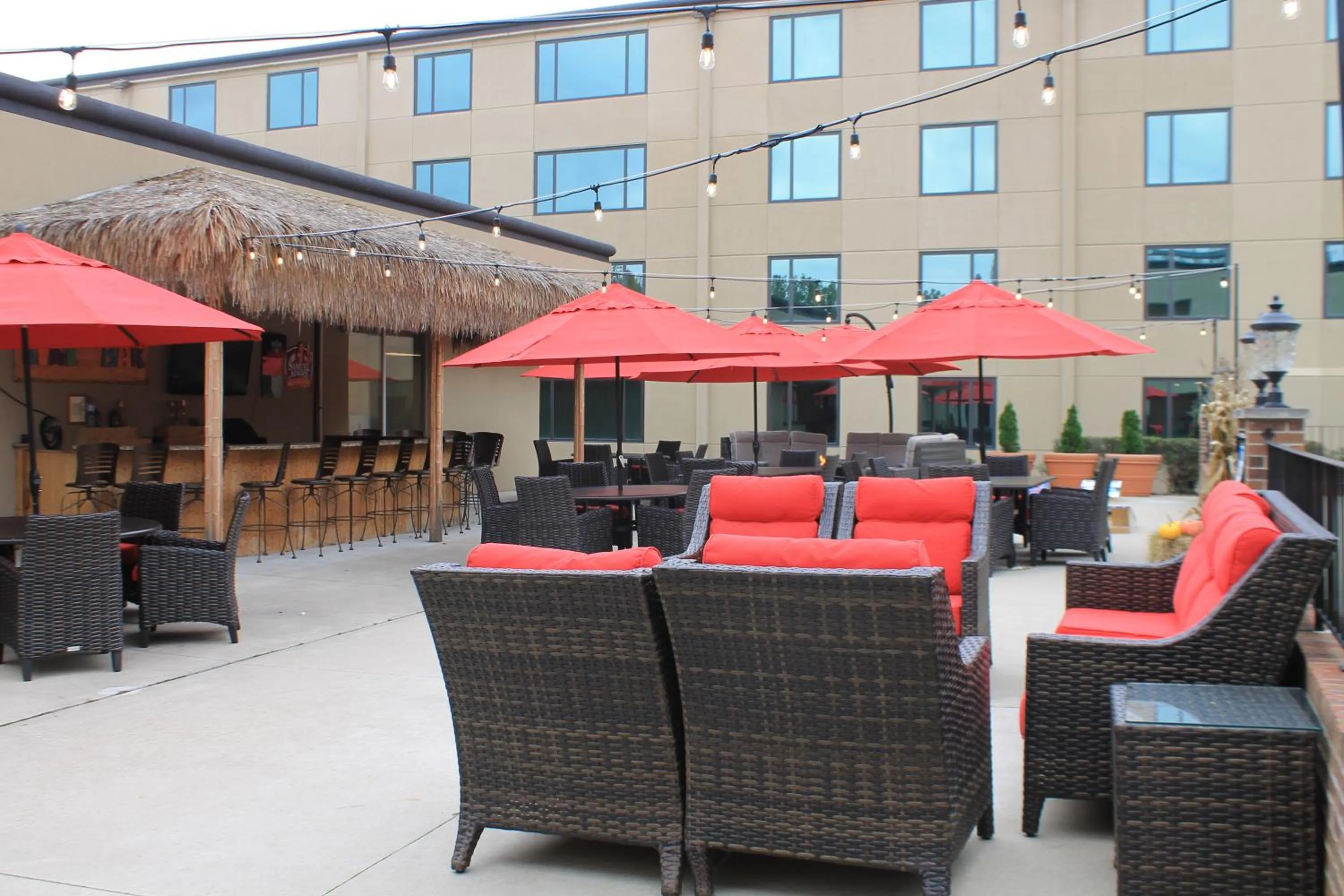 Lounge or bar in Crowne Plaza Chicago-Northbrook, an IHG Hotel