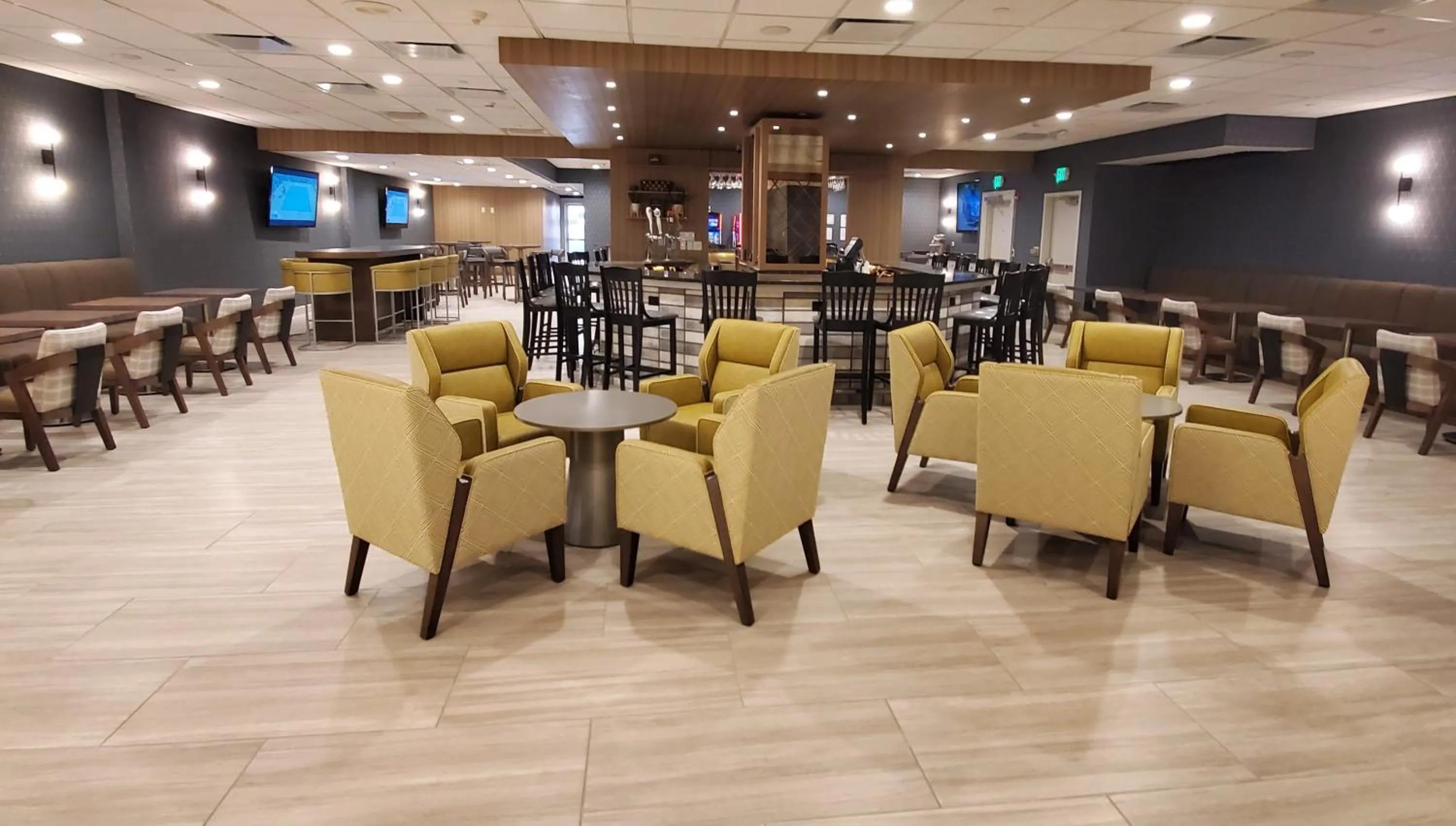 Lounge or bar in Crowne Plaza Chicago-Northbrook, an IHG Hotel