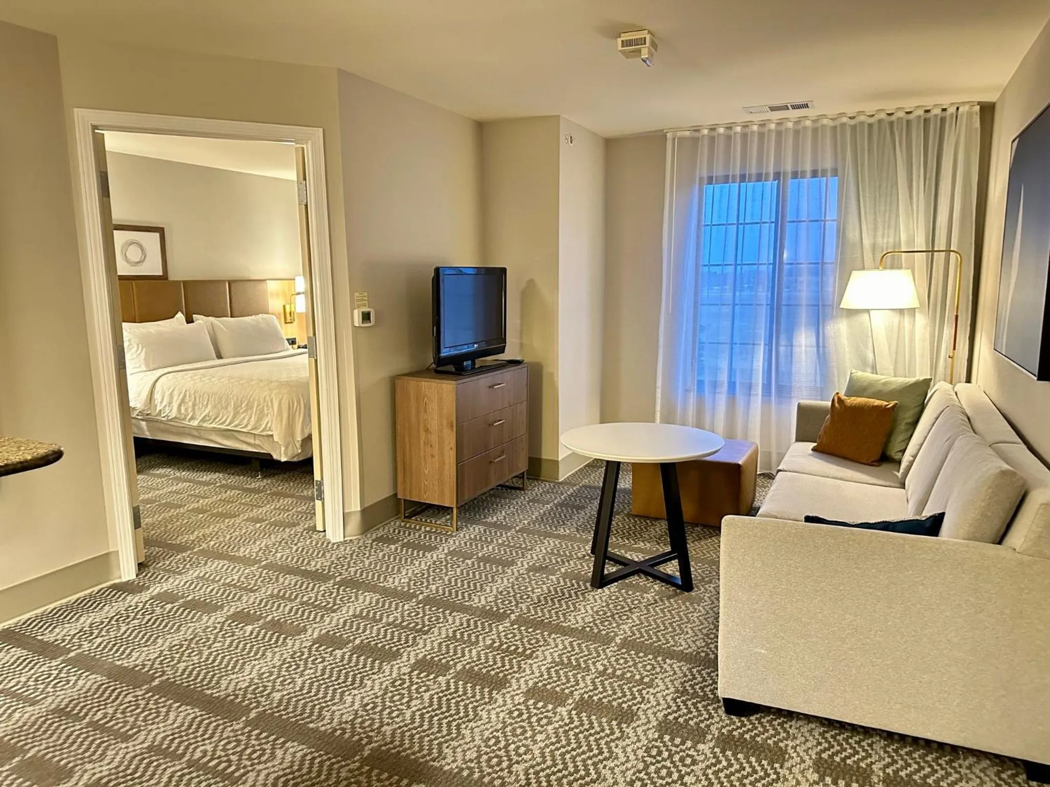 Photo of the whole room, Bed in Staybridge Suites Milwaukee West-Oconomowoc by IHG