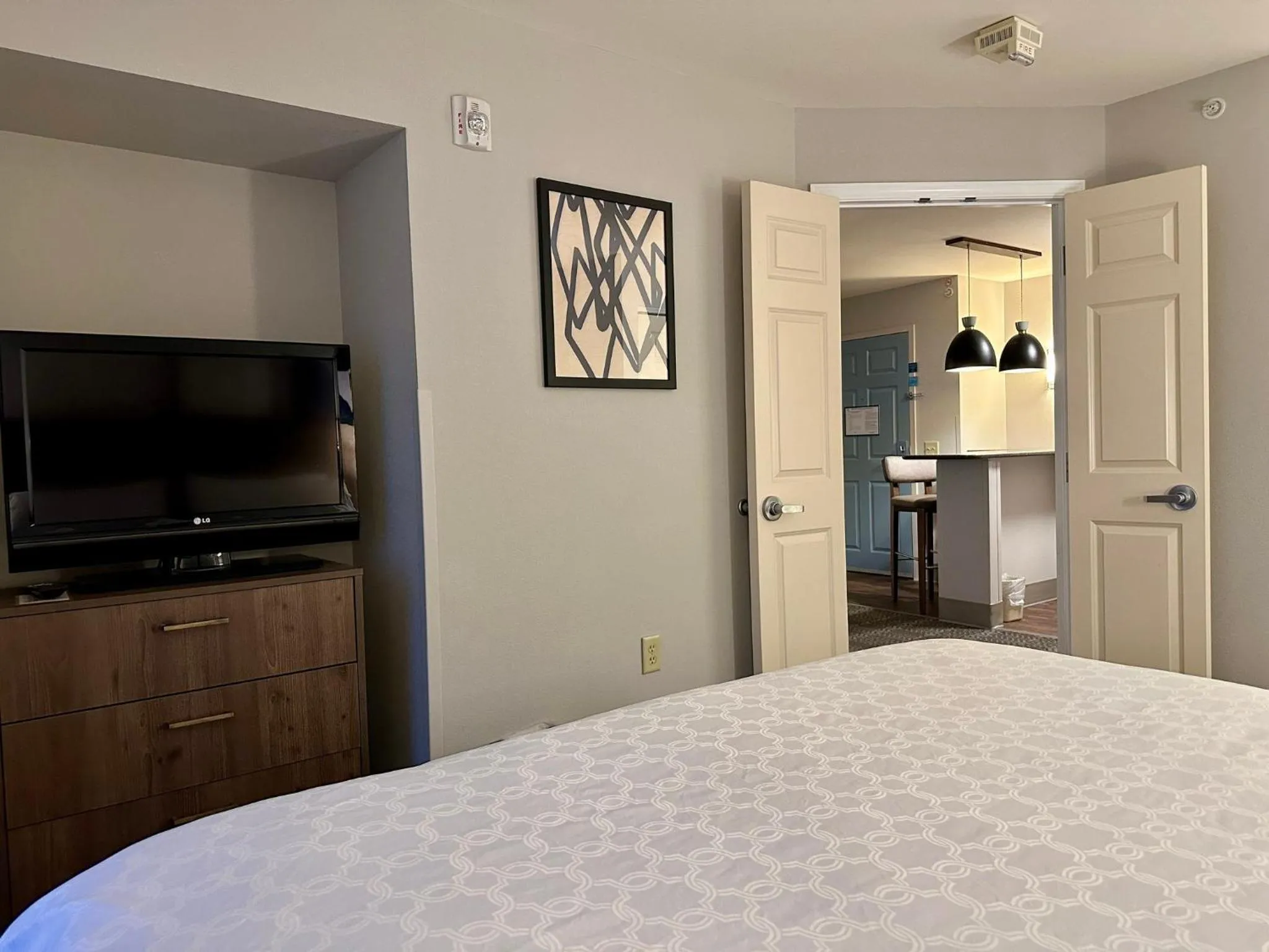 Photo of the whole room, Bed in Staybridge Suites Milwaukee West-Oconomowoc by IHG