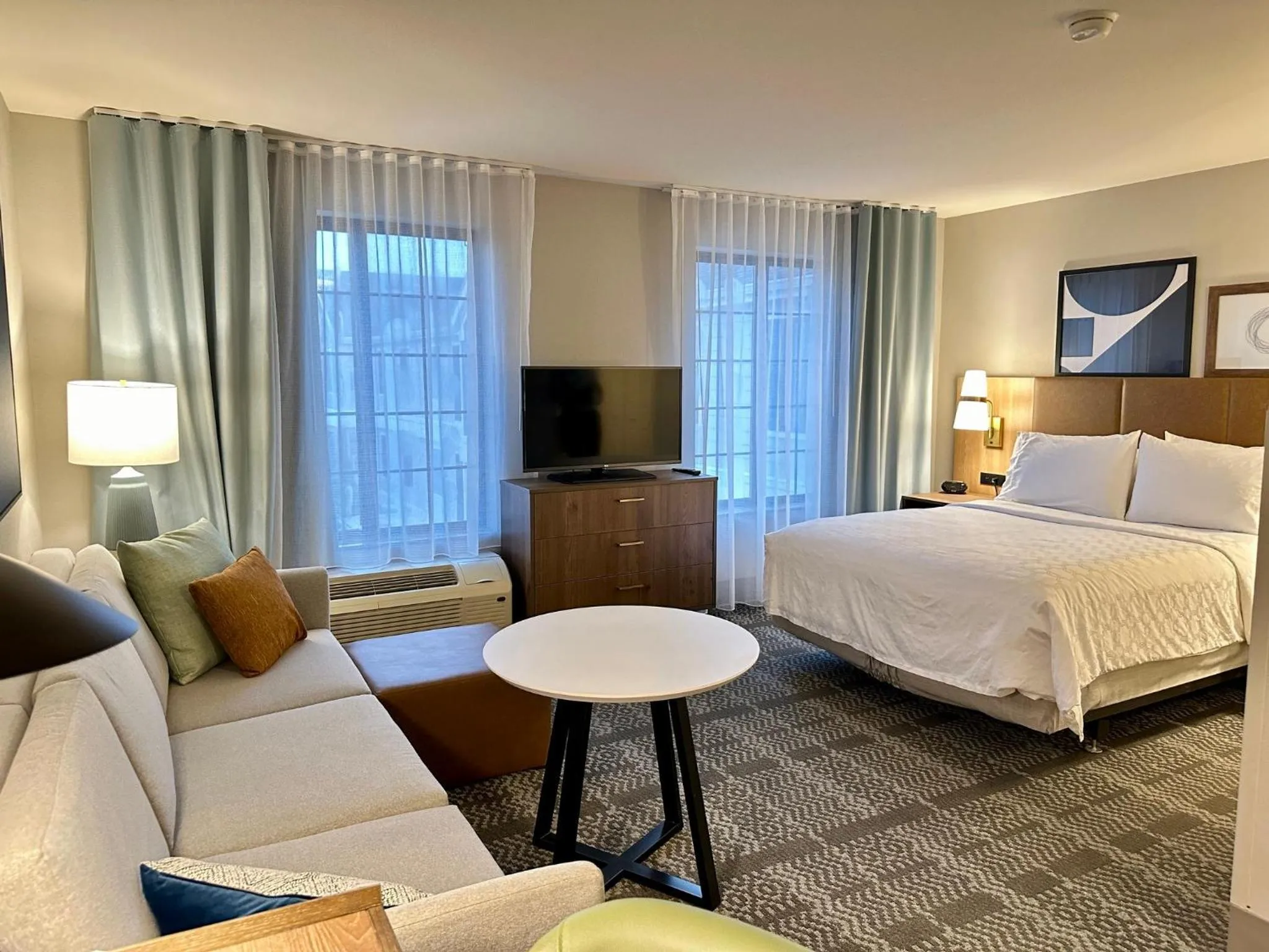 Photo of the whole room, Bed in Staybridge Suites Milwaukee West-Oconomowoc by IHG