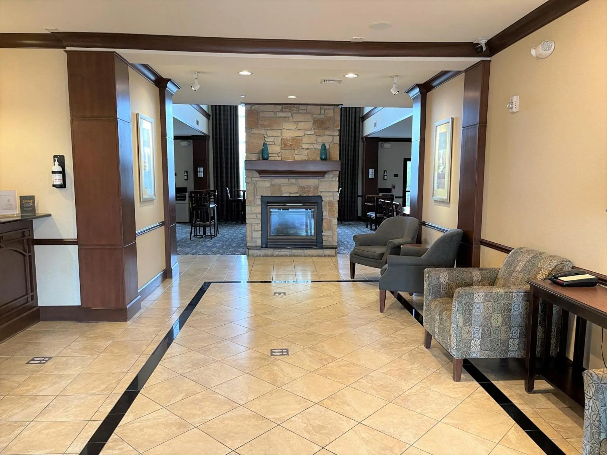 Lobby or reception in Staybridge Suites Milwaukee West-Oconomowoc by IHG