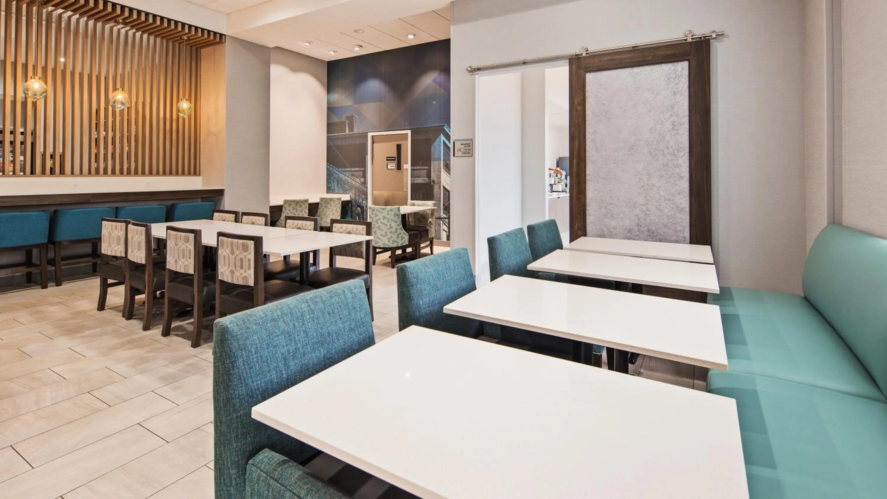 Communal lounge/ TV room in Best Western Plus Wilkes Barre-Scranton Airport Hotel